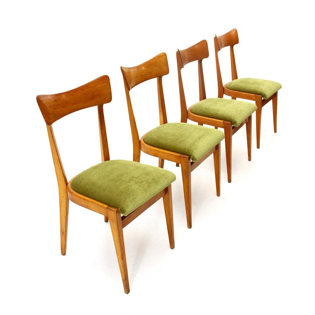 4 chairs of Italian manufacture produced in the 1950s.
Solid wood structure.
Back in curved and shaped wood.
Padded seat lined with new green velvet fabric.

Good general conditions, some signs due to normal use over time.

Dimensions: Length