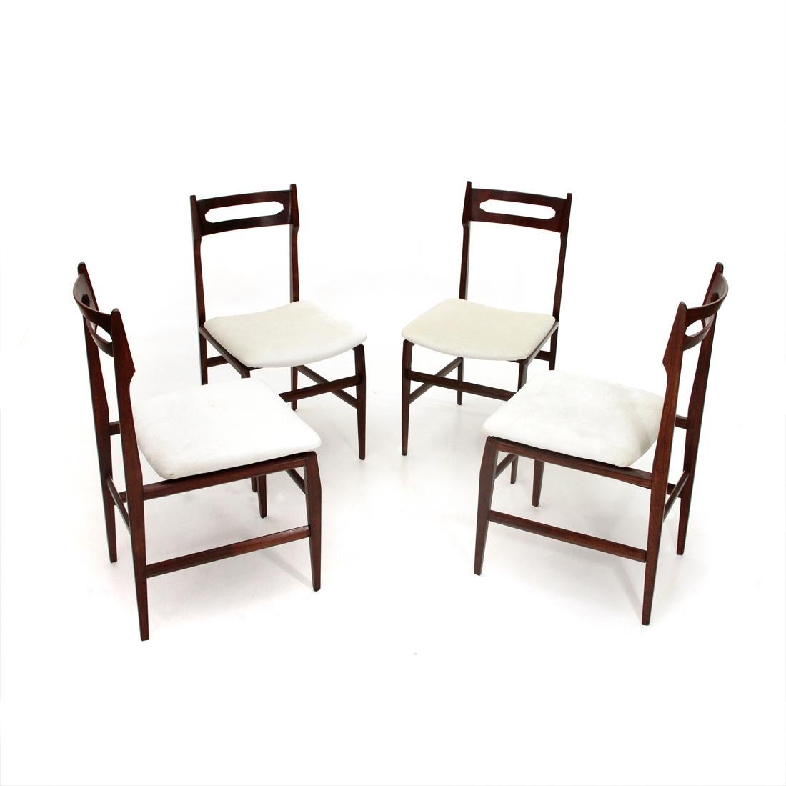 4 chairs of Italian manufacture produced in the 1950s.
Solid wood frame with faceted tapered edges.
Back in curved plywood.
Padded seat lined with new white velvet fabric.
Good general conditions, some signs due to normal use over