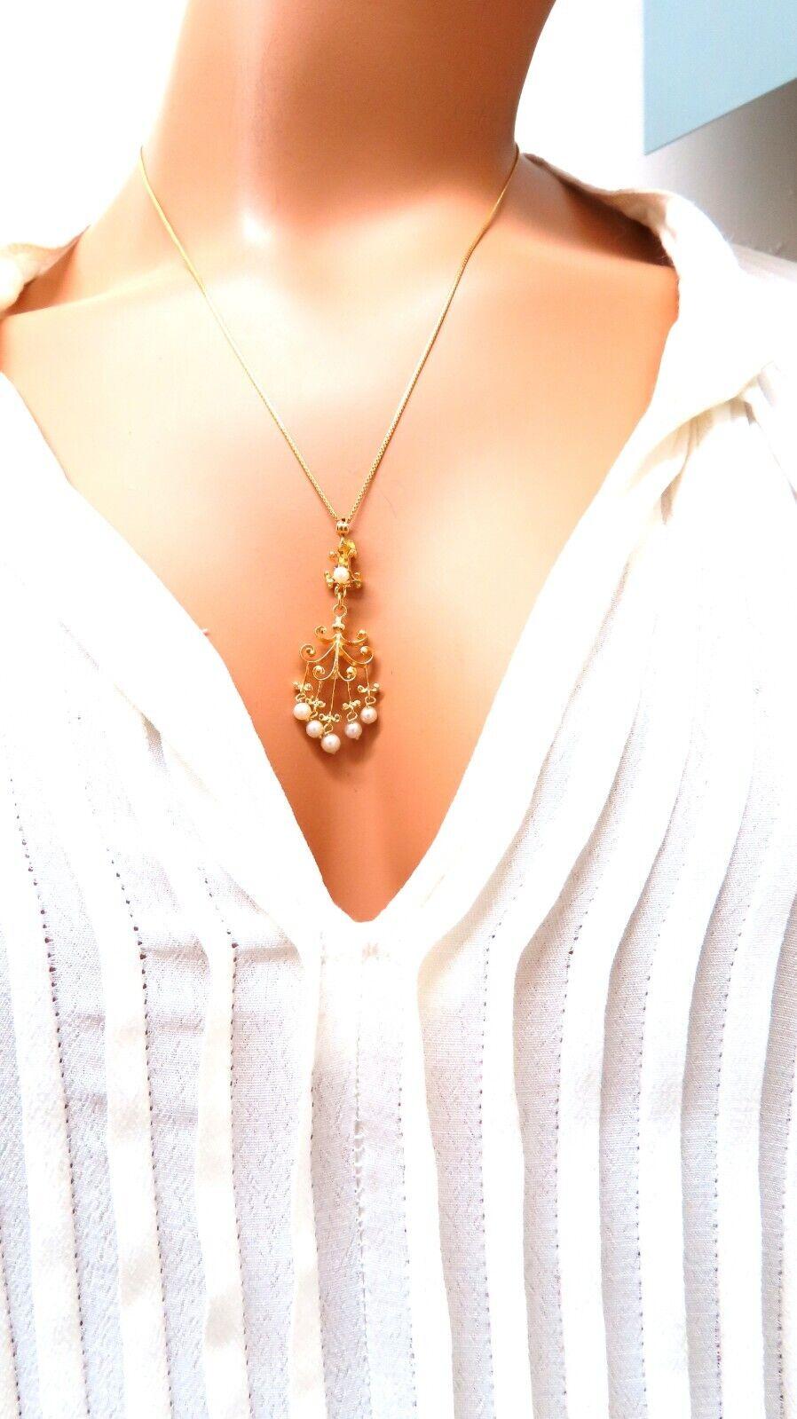 Vergoldete ikonische baumelnde Perlenkette im viktorianischen Stil


4 mm Süßwasserperle

Gesamtgröße des Anhängers 42x18 mm

20 Zoll Halskette

14 Karat Gelbgold

6 Gramm