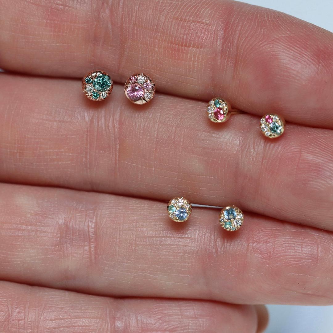 Donna Orecchini con zaffiro da 4 mm, tormalina Paraiba e diamante, mini orecchini a perno laterali a pila in vendita