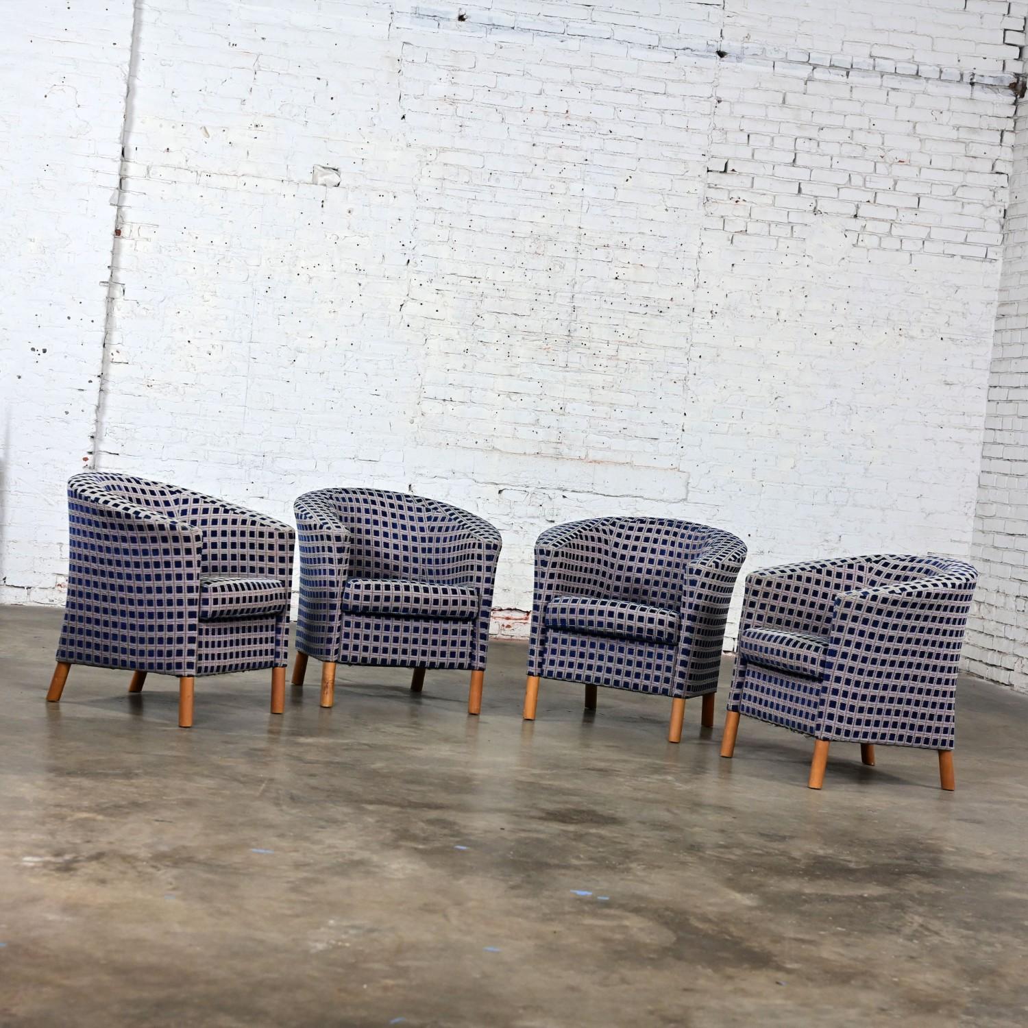 4 Sillas de Bañera Petite Modernas Tela de Cuadros Azul Marino y Patas de Arce by Patrician Furniture en venta 3