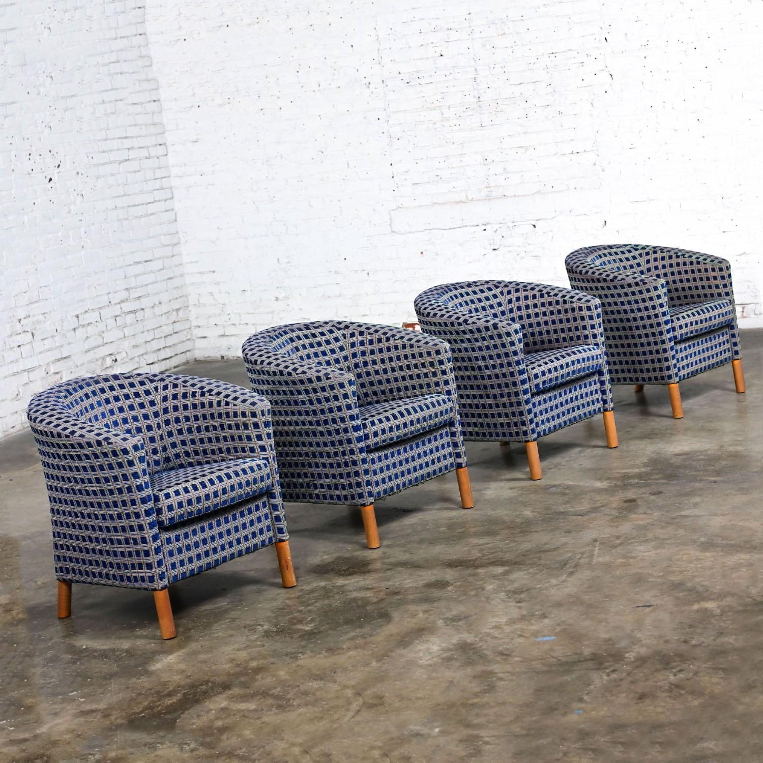 4 Sillas de Bañera Petite Modernas Tela de Cuadros Azul Marino y Patas de Arce by Patrician Furniture en venta 4
