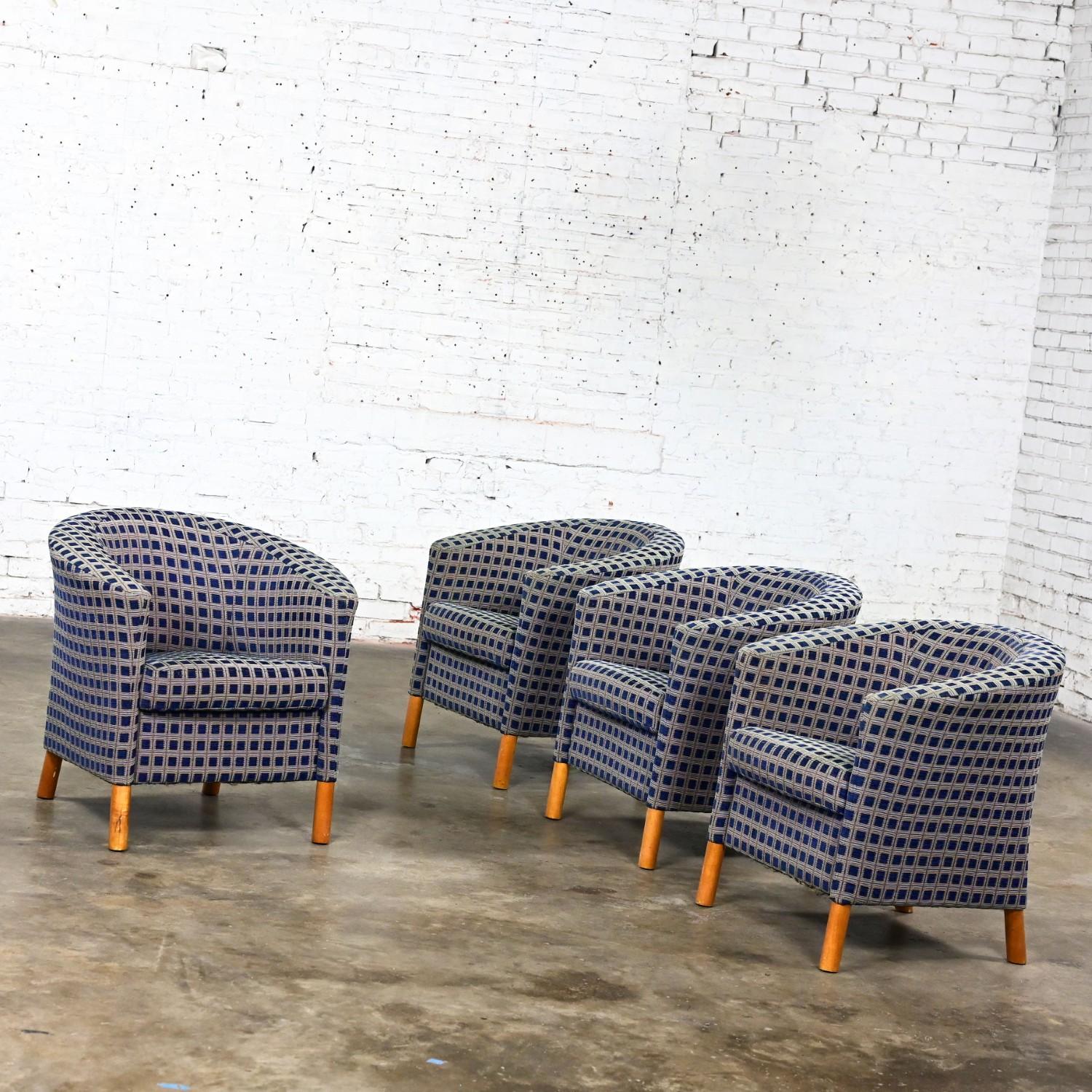 4 Sillas de Bañera Petite Modernas Tela de Cuadros Azul Marino y Patas de Arce by Patrician Furniture en venta 5