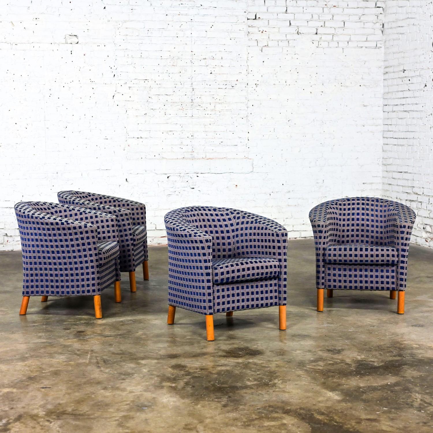4 Sillas de Bañera Petite Modernas Tela de Cuadros Azul Marino y Patas de Arce by Patrician Furniture en venta 6