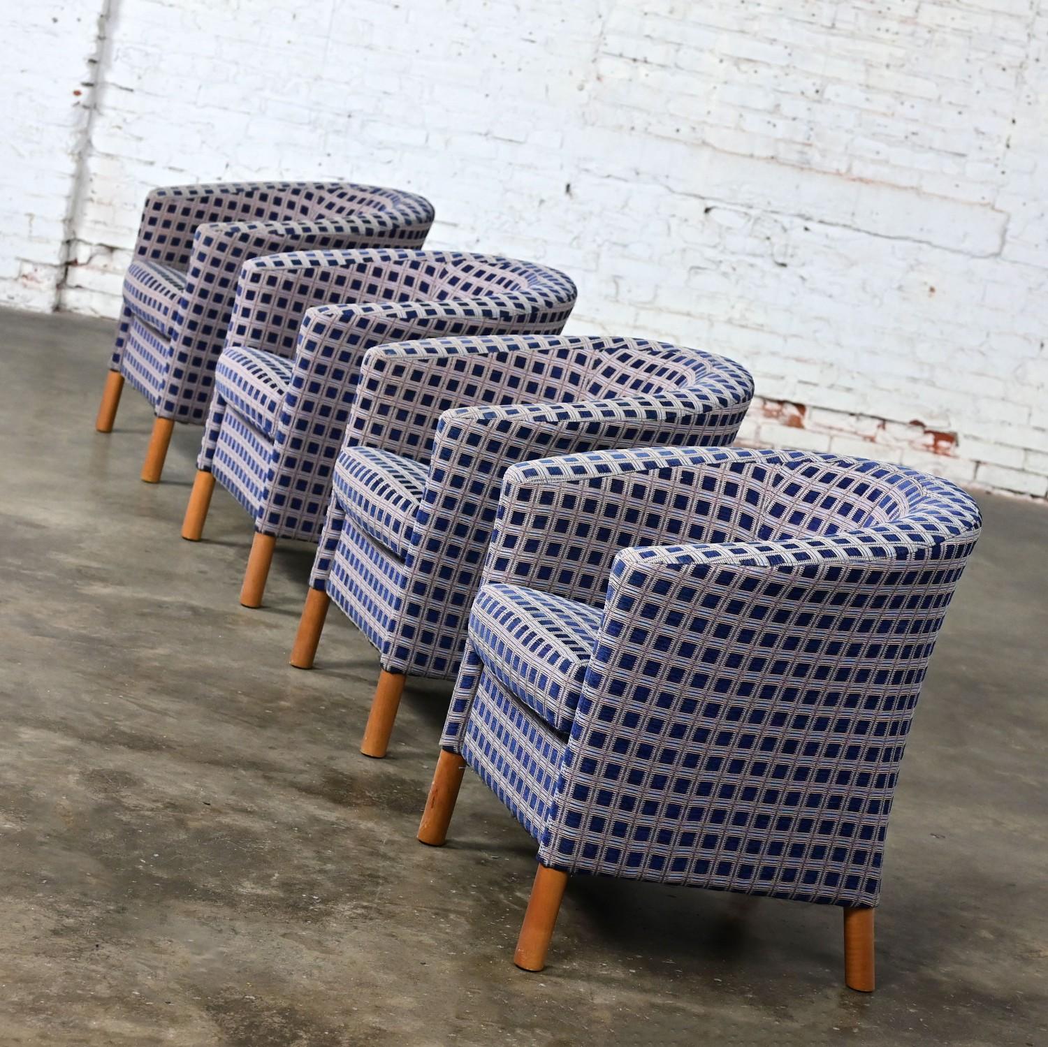 4 Sillas de Bañera Petite Modernas Tela de Cuadros Azul Marino y Patas de Arce by Patrician Furniture en venta 7