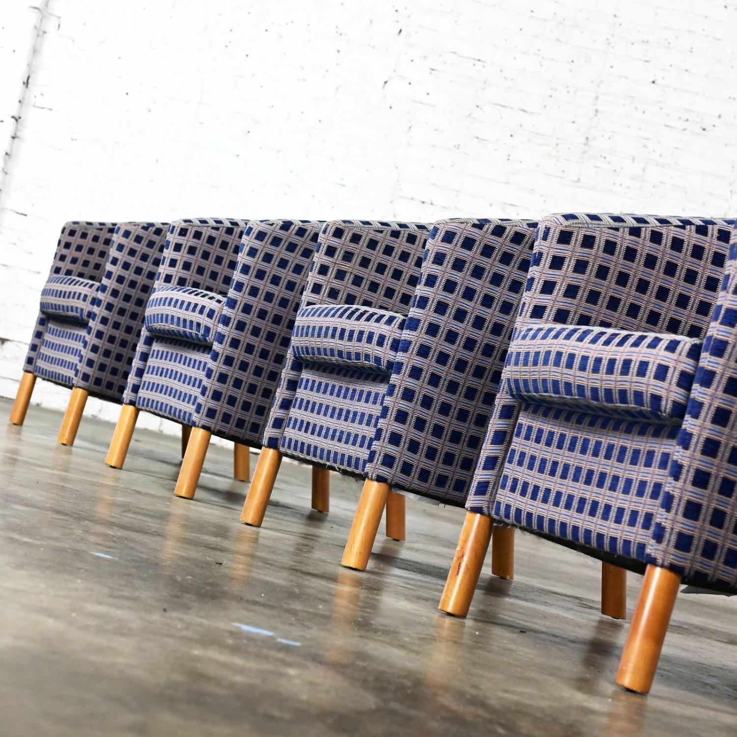 4 Sillas de Bañera Petite Modernas Tela de Cuadros Azul Marino y Patas de Arce by Patrician Furniture en venta 8