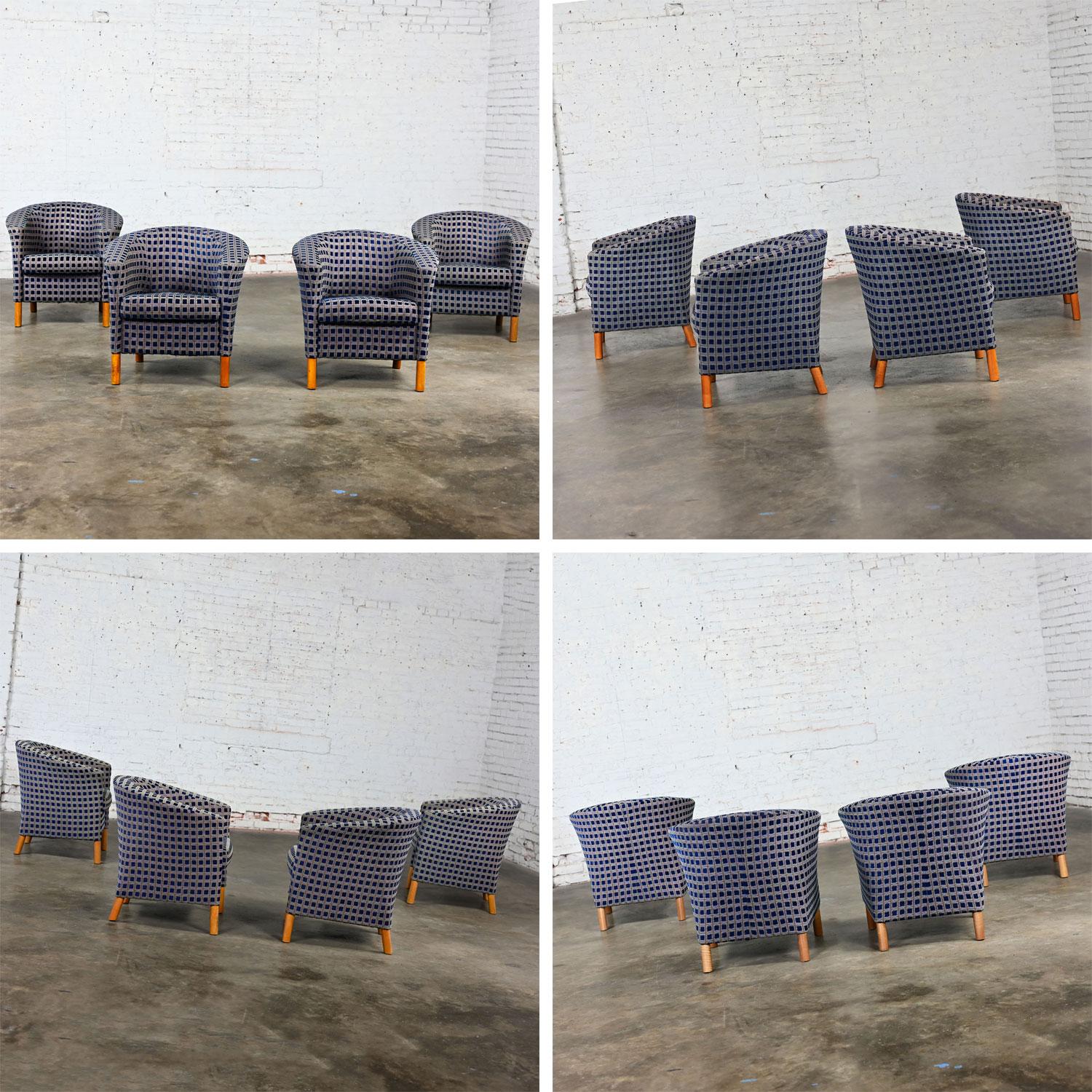 4 Sillas de Bañera Petite Modernas Tela de Cuadros Azul Marino y Patas de Arce by Patrician Furniture en venta 11