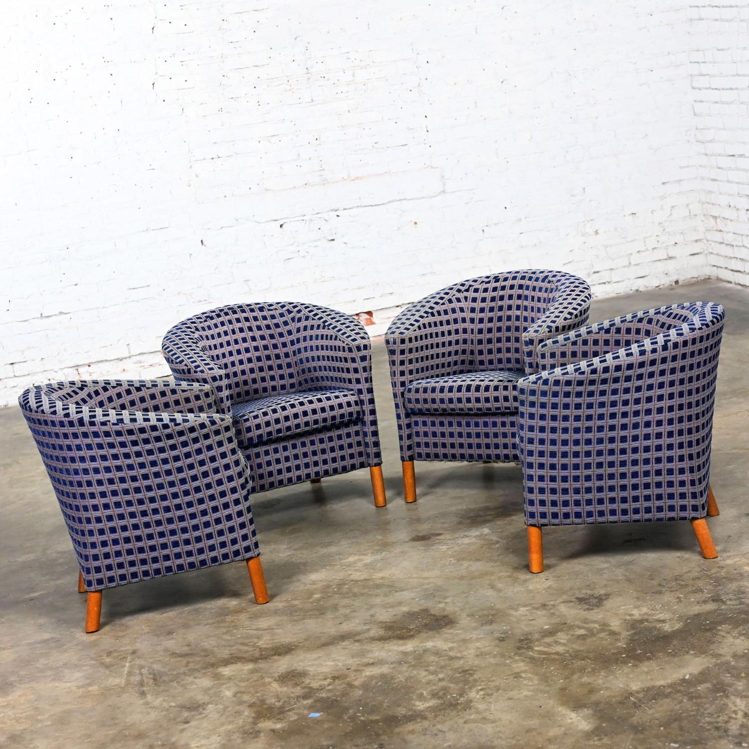 Preciosas sillas de bañera pequeñas vintage Modern con tela de chenilla escocesa azul marino y azul claro y patas de arce de Patrician Furniture, juego de 4. Bonito estado, teniendo en cuenta que son vintage y no nuevas, por lo que tendrán signos de
