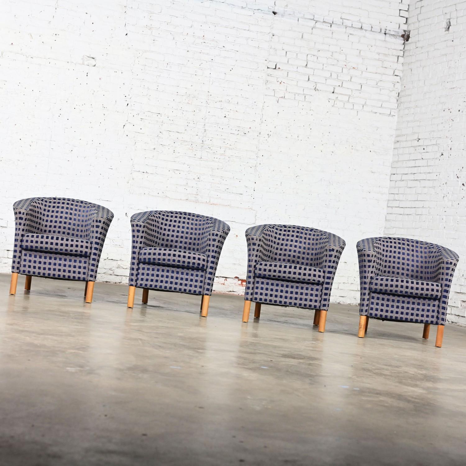 4 Sillas de Bañera Petite Modernas Tela de Cuadros Azul Marino y Patas de Arce by Patrician Furniture Moderno en venta