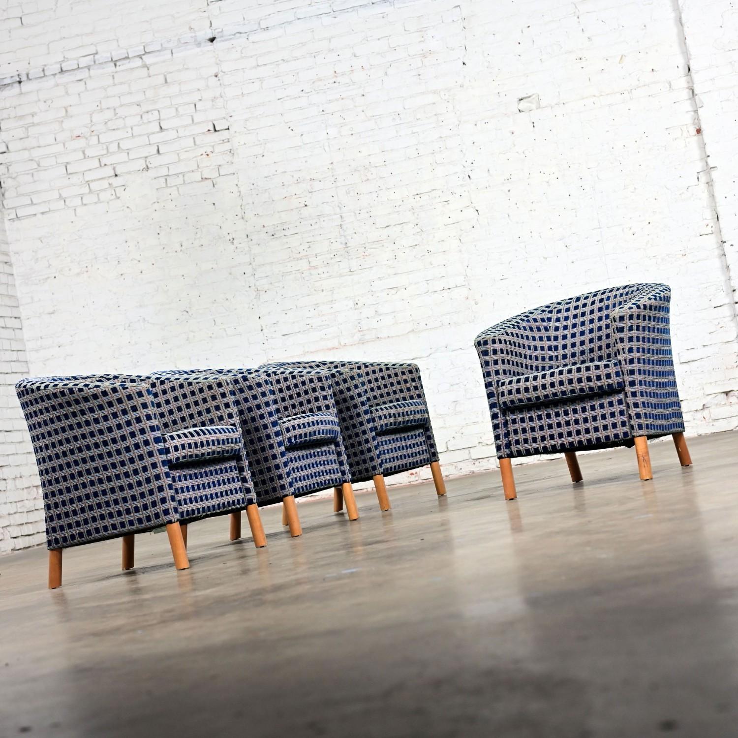 4 Sillas de Bañera Petite Modernas Tela de Cuadros Azul Marino y Patas de Arce by Patrician Furniture Estadounidense en venta