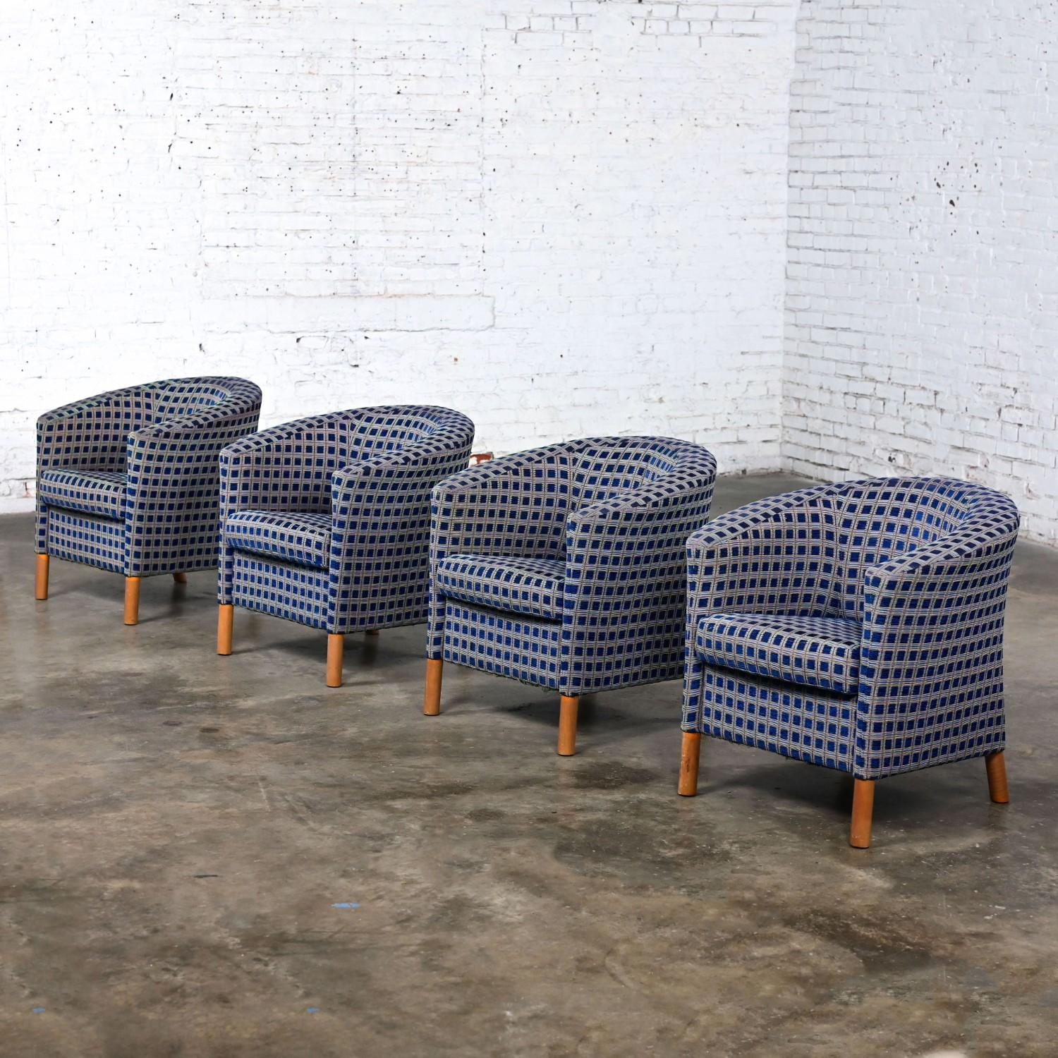 4 Sillas de Bañera Petite Modernas Tela de Cuadros Azul Marino y Patas de Arce by Patrician Furniture en Bueno estado para la venta en Topeka, KS