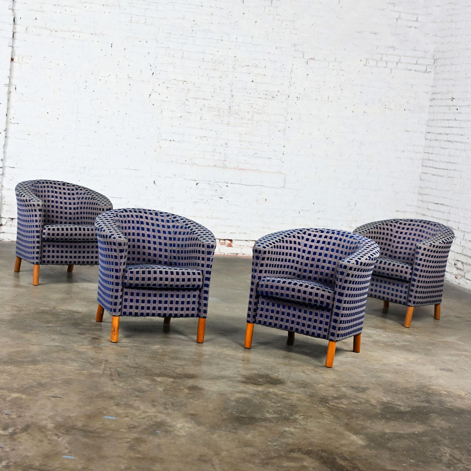 4 Sillas de Bañera Petite Modernas Tela de Cuadros Azul Marino y Patas de Arce by Patrician Furniture siglo XX en venta