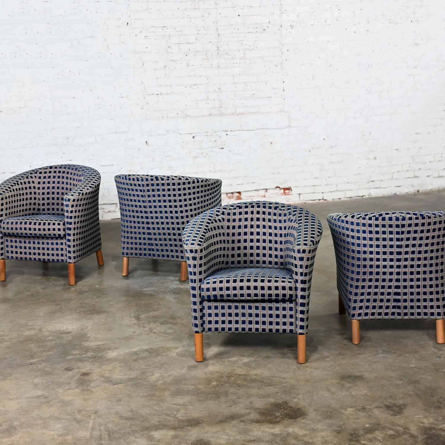 4 Sillas de Bañera Petite Modernas Tela de Cuadros Azul Marino y Patas de Arce by Patrician Furniture en venta 1