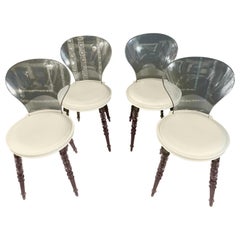 4 chaises de salle à manger et fauteuil d'appoint en lucite de style moderne avec tapisserie en cuir blanc ciel