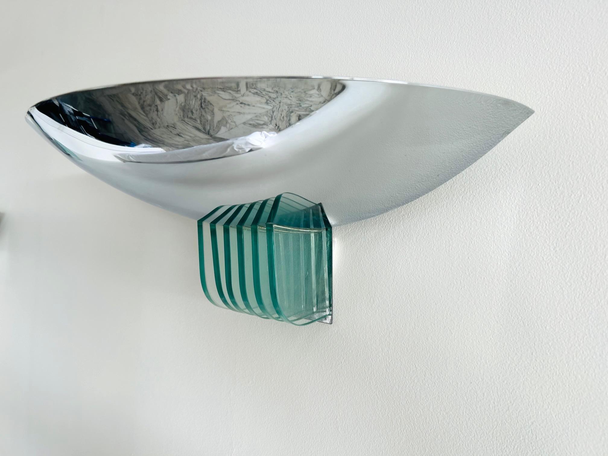Lussuose 4 lampade da parete in metallo cromato e lame di vetro spesso risalenti agli anni '80.
Decorazione d'interni francese nello spirito di Jean Perzel, Jacques Adnet, Eileen Gray...
Possiamo offrire 10 luci a parete per il modello.
Non esitare