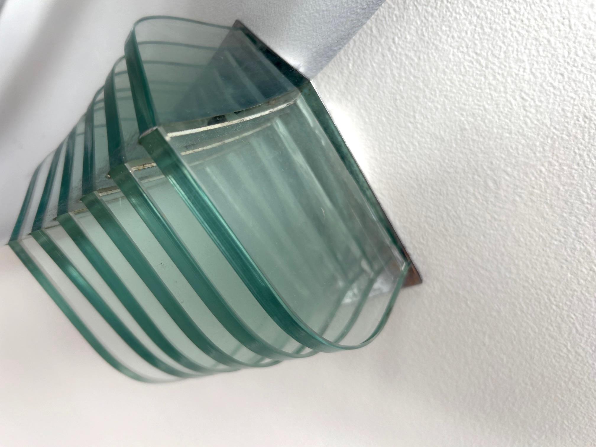 Francese 4 applique moderniste in stile art déco cromate e in vetro risalenti agli anni '80 in vendita
