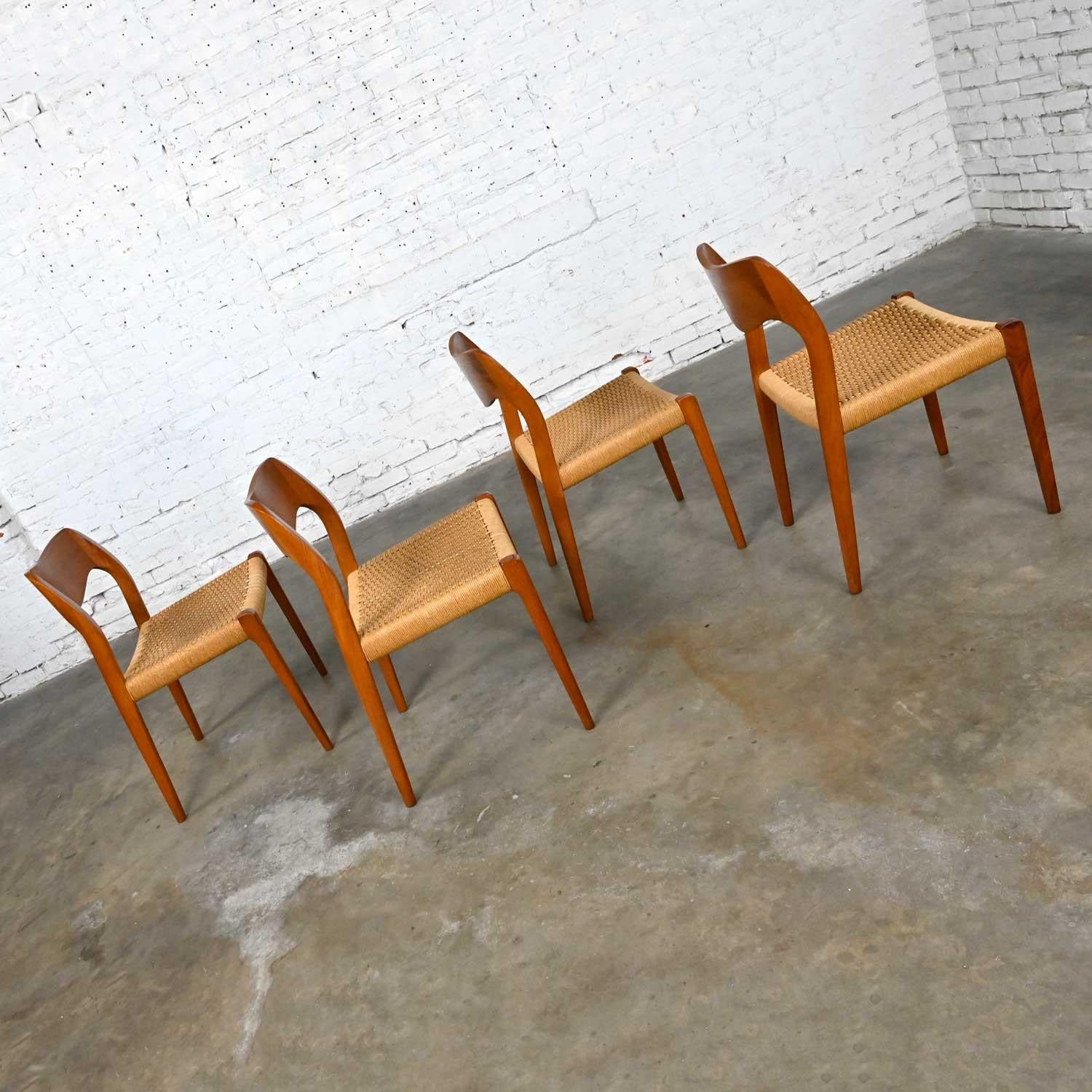 20ième siècle 4 Chaises de salle à manger scandinaves modernes Neils O Moller en teck, modèle 71 de J.L. Mollers en vente
