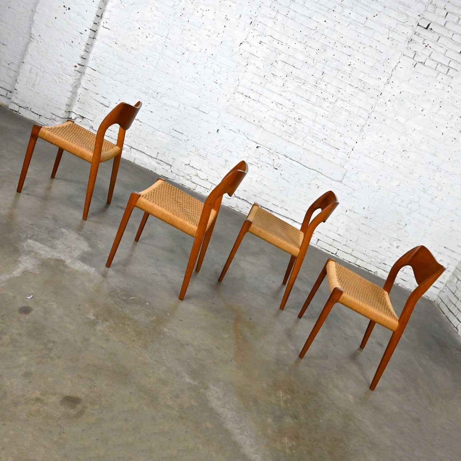 4 Chaises de salle à manger scandinaves modernes Neils O Moller en teck, modèle 71 de J.L. Mollers en vente 1