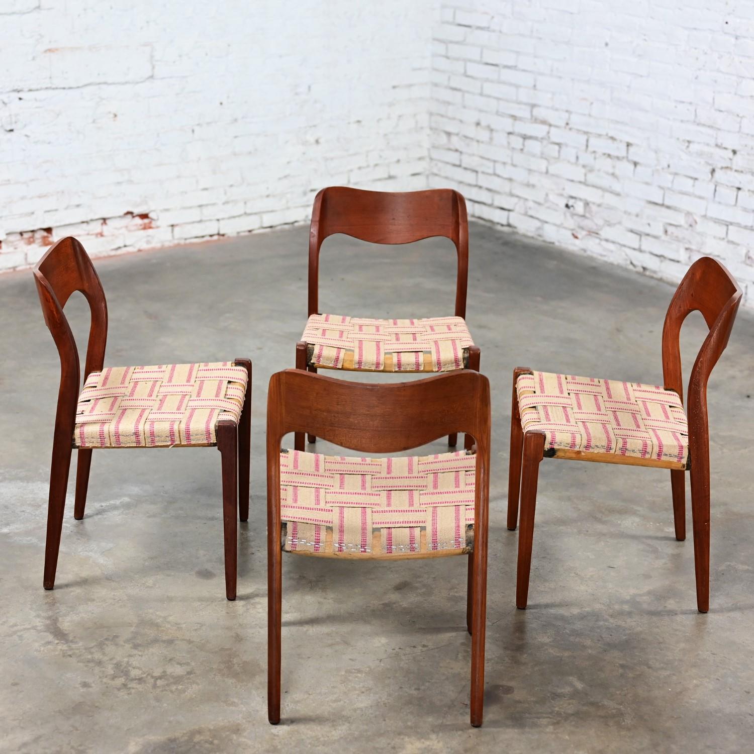 Impressionante Neils O Moeller Scandinavian Modern Model 71 sedie da pranzo in teak di J.L. Mollers Mobelfabrik: set di 4 pezzi non rivestiti ma pronti per essere utilizzati. In ottime condizioni, tenendo presente che si tratta di un prodotto
