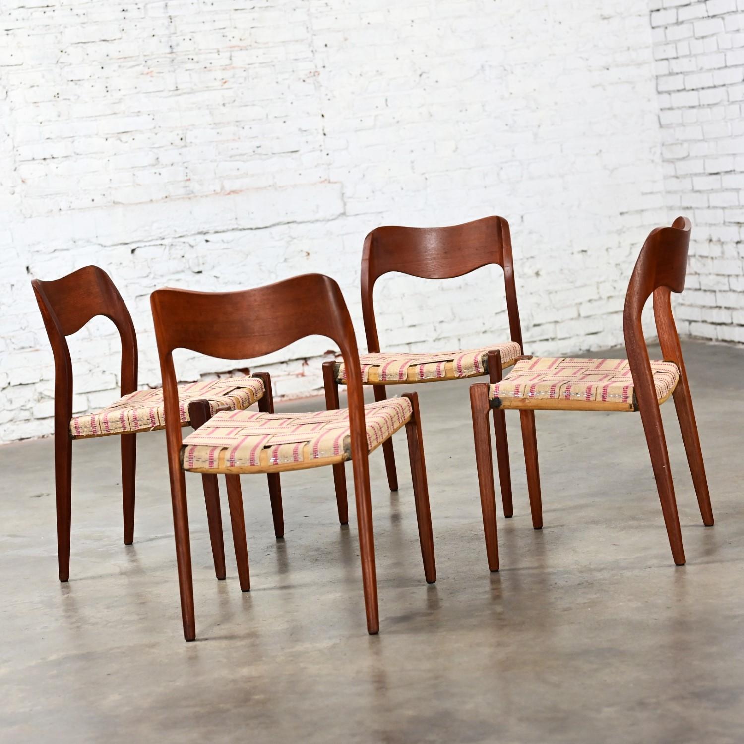 Scandinavo moderno 4 Sedie da pranzo in teak Neils O Moller Scandinavian Modern Modello 71 Non rivestite in vendita