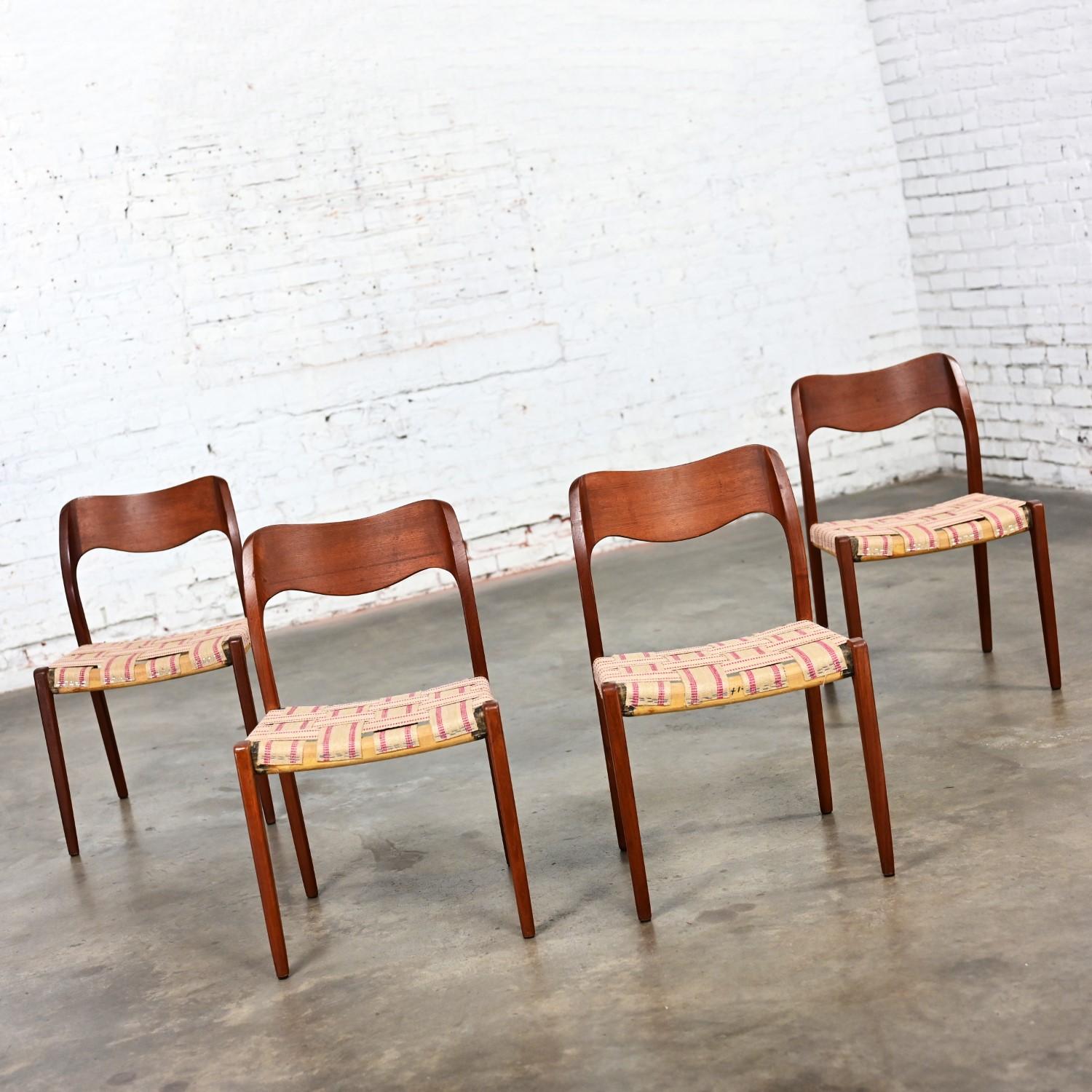 XX secolo 4 Sedie da pranzo in teak Neils O Moller Scandinavian Modern Modello 71 Non rivestite in vendita