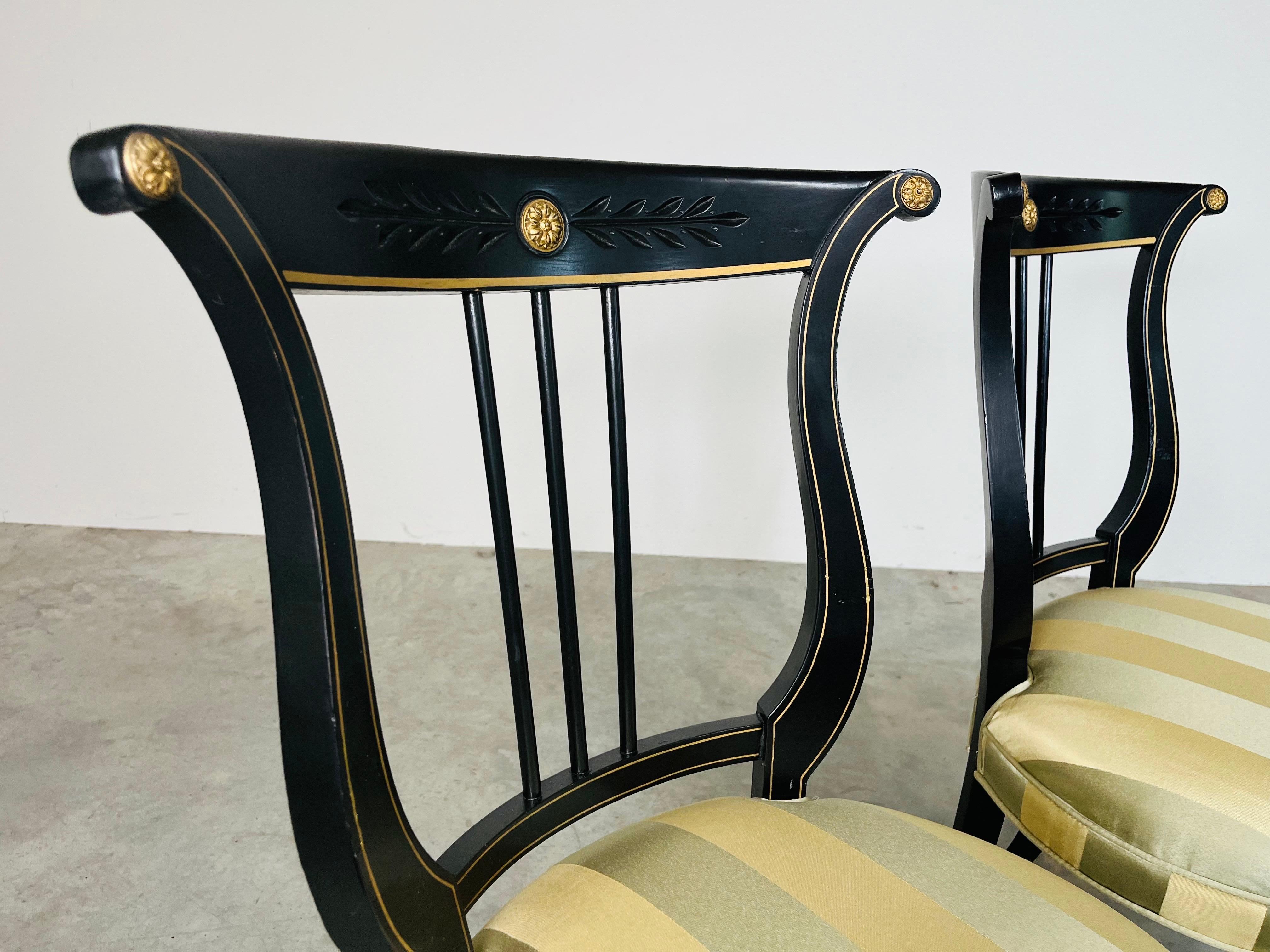 4 Chaises d'appoint néoclassiques à dossier en forme de lyre, en satin noir et or, années 1920 en vente 2