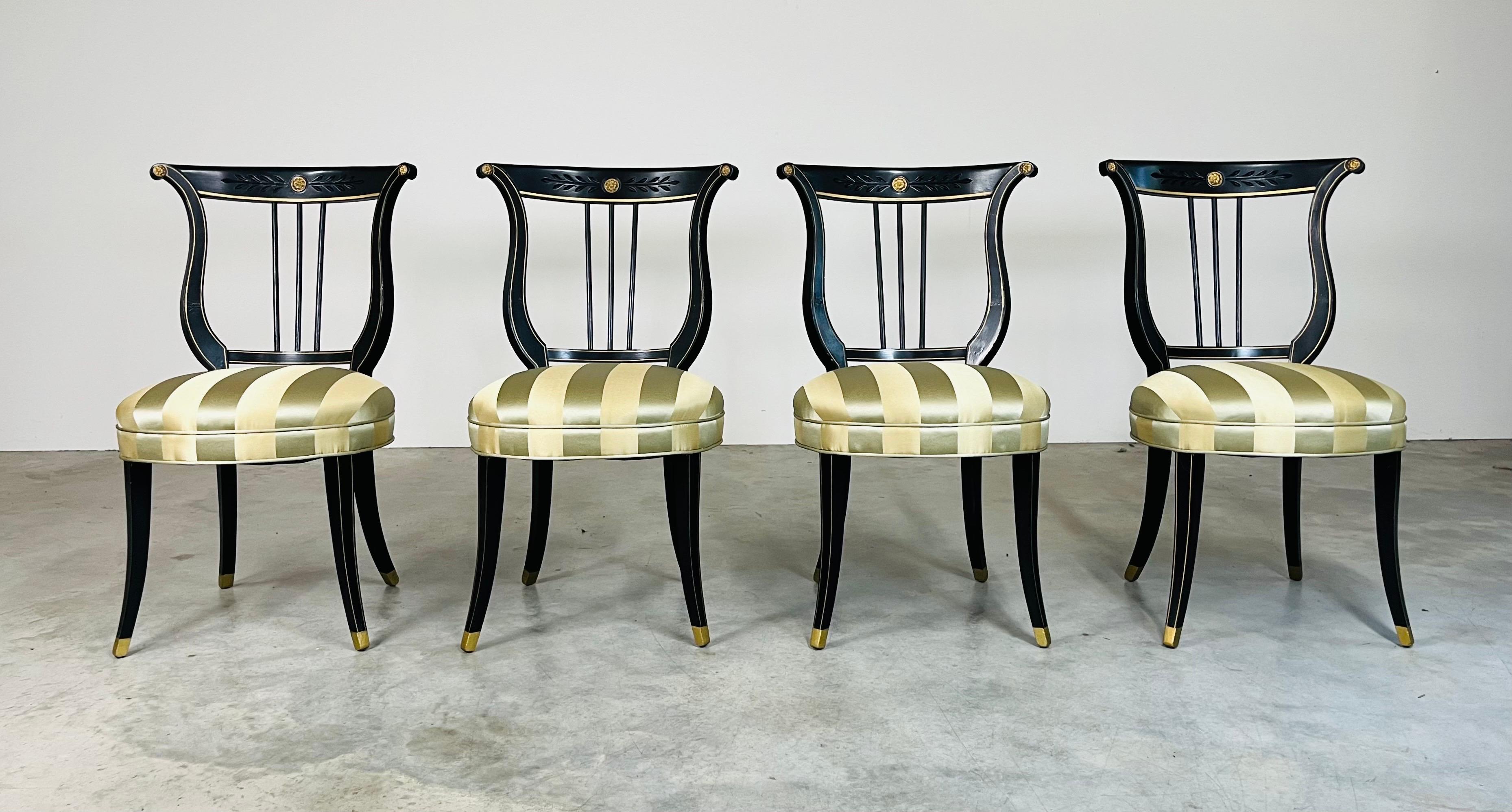 Néo-classique 4 Chaises d'appoint néoclassiques à dossier en forme de lyre, en satin noir et or, années 1920 en vente