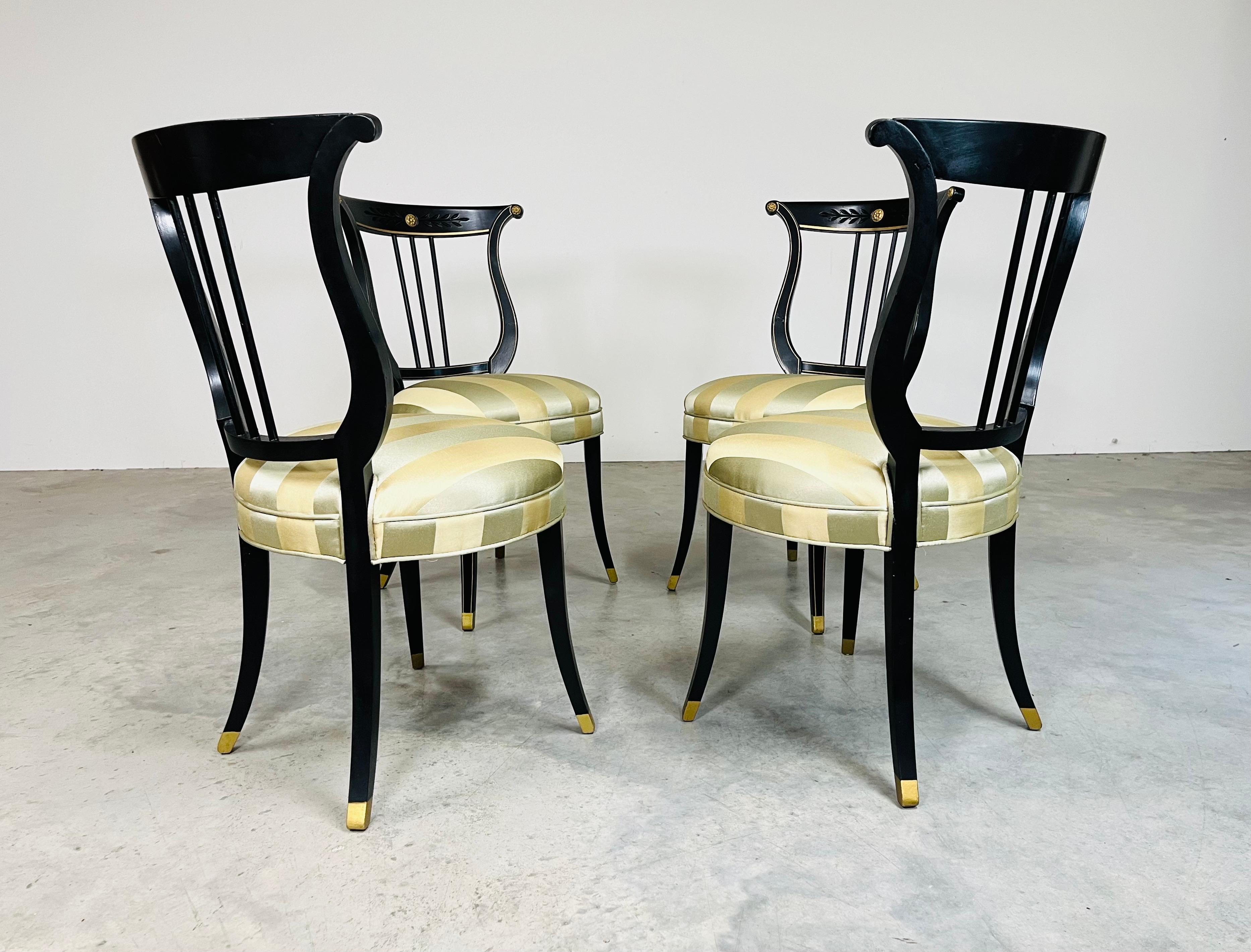 Américain 4 Chaises d'appoint néoclassiques à dossier en forme de lyre, en satin noir et or, années 1920 en vente
