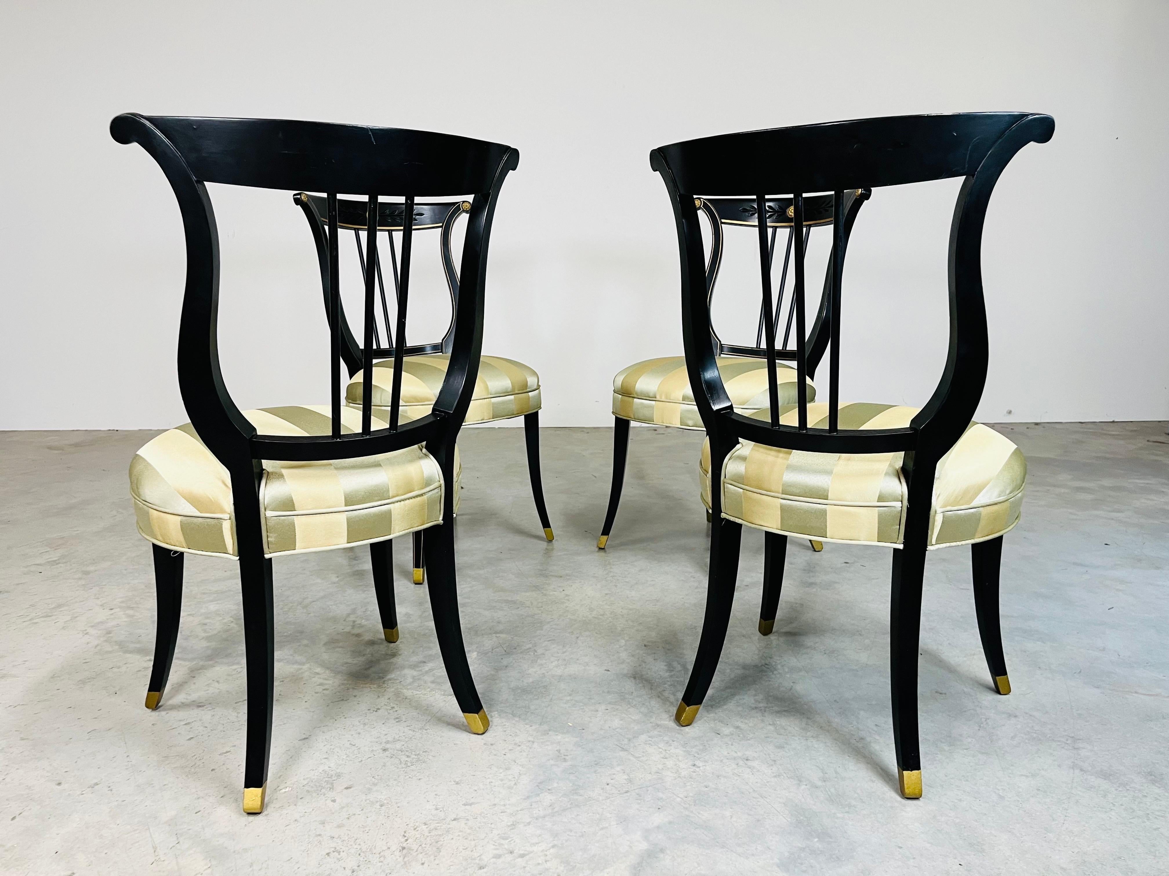 Noirci 4 Chaises d'appoint néoclassiques à dossier en forme de lyre, en satin noir et or, années 1920 en vente
