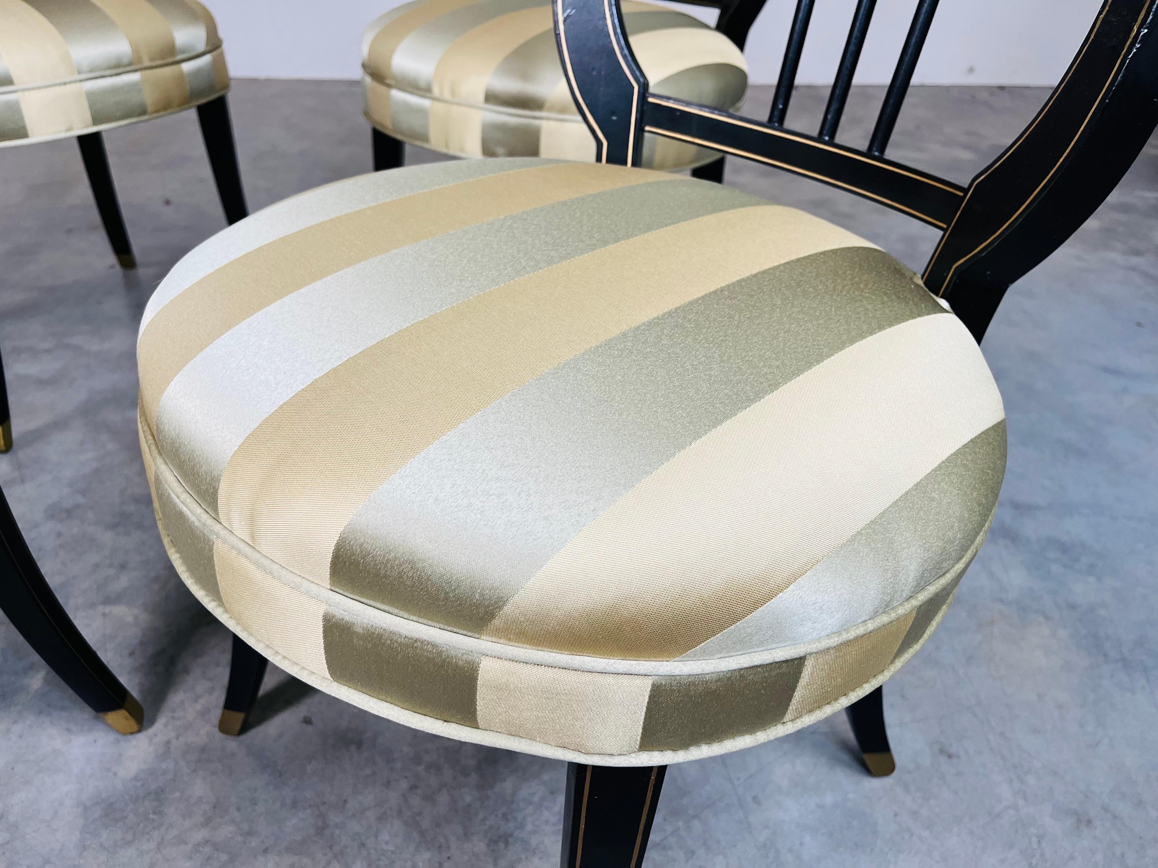 4 Chaises d'appoint néoclassiques à dossier en forme de lyre, en satin noir et or, années 1920 Bon état - En vente à Southampton, NJ