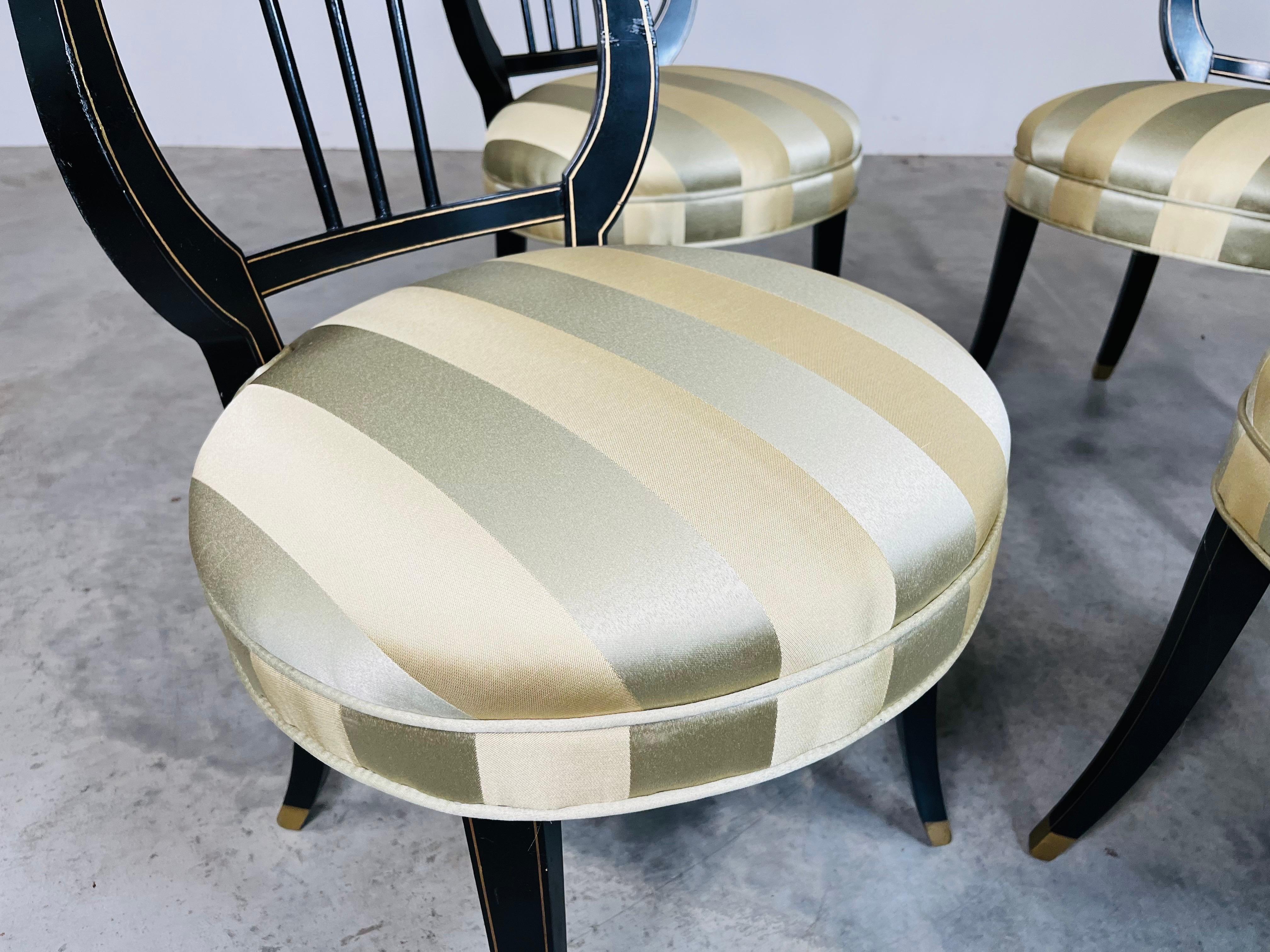 20ième siècle 4 Chaises d'appoint néoclassiques à dossier en forme de lyre, en satin noir et or, années 1920 en vente