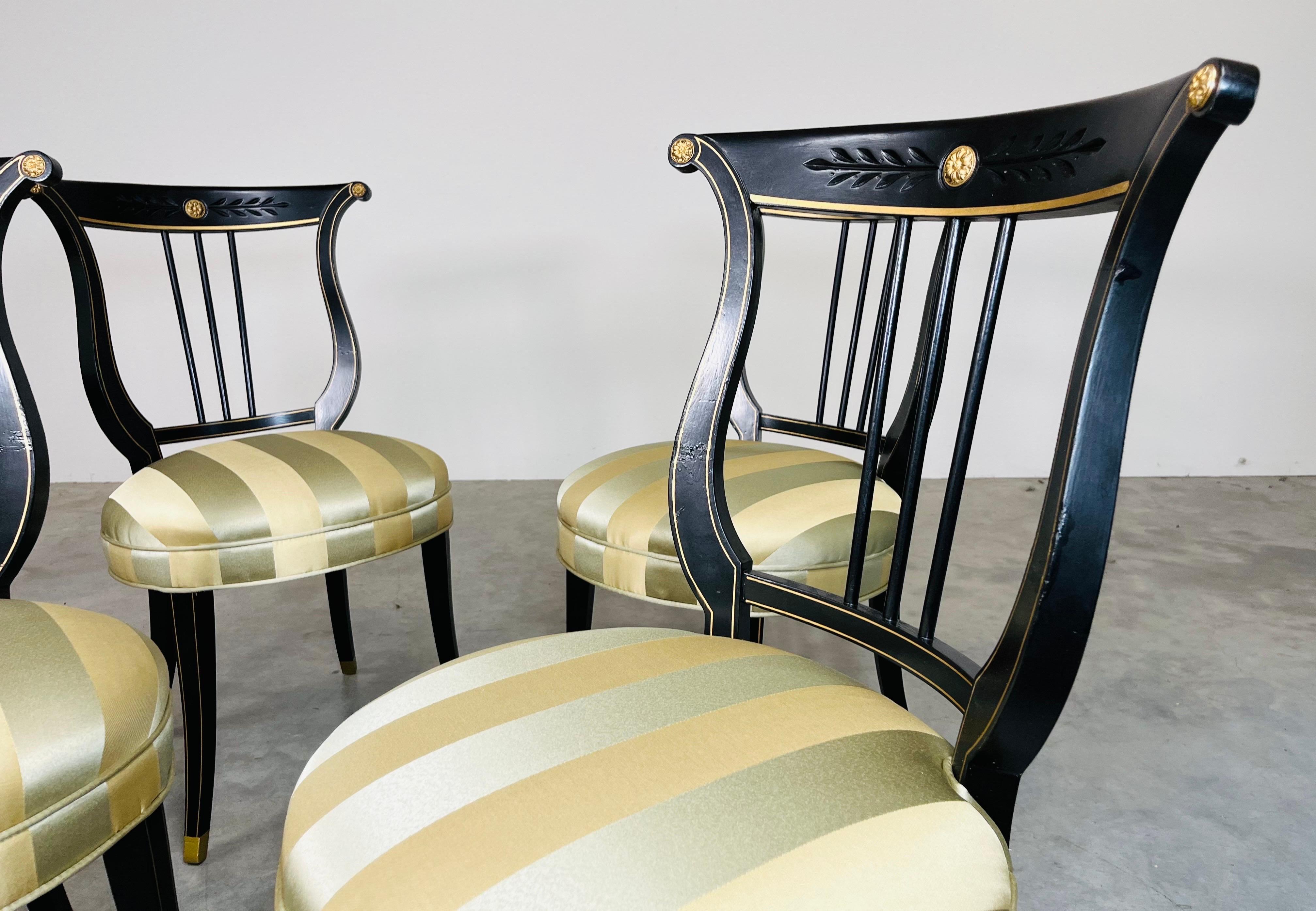 Satin 4 Chaises d'appoint néoclassiques à dossier en forme de lyre, en satin noir et or, années 1920 en vente