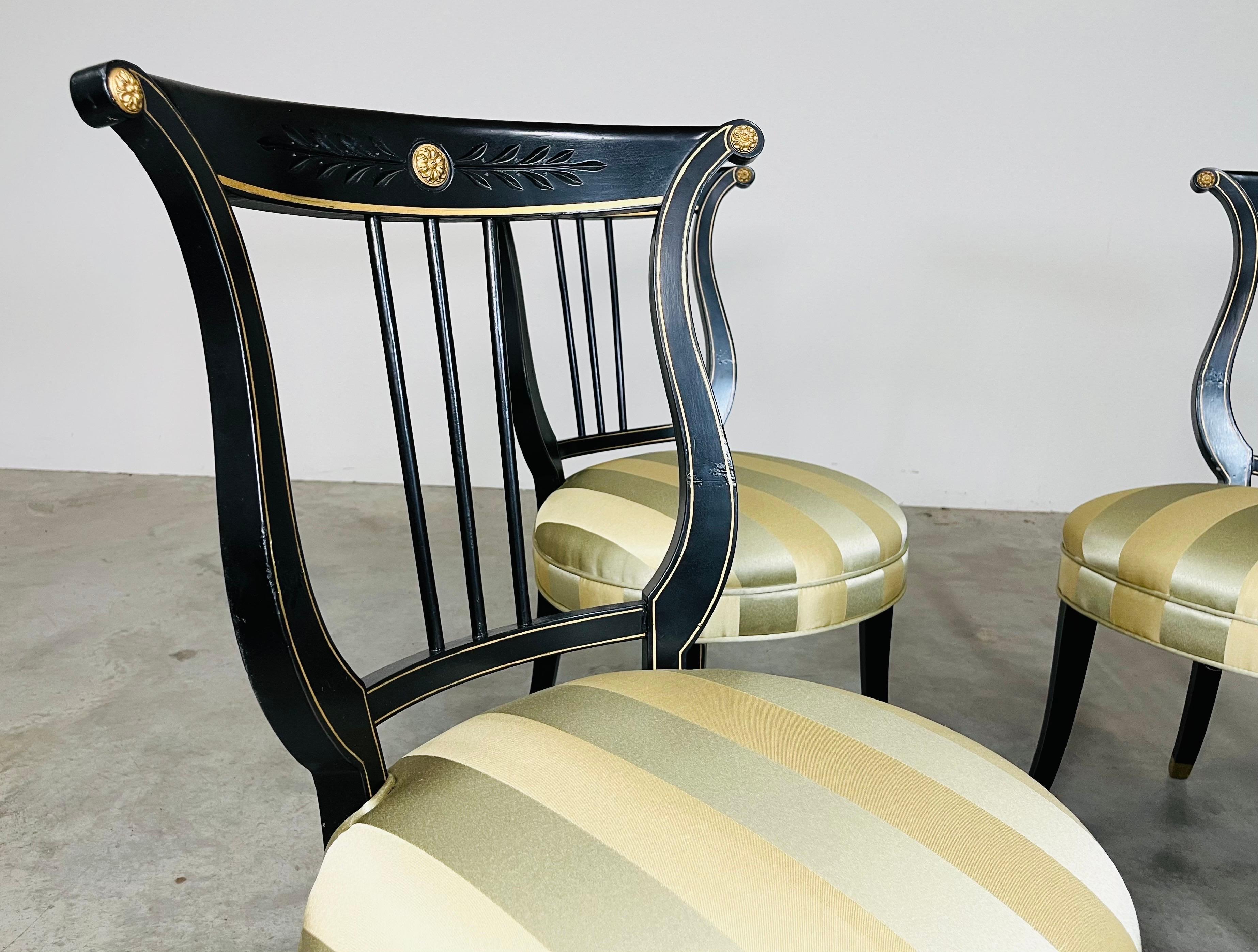 4 Chaises d'appoint néoclassiques à dossier en forme de lyre, en satin noir et or, années 1920 en vente 1