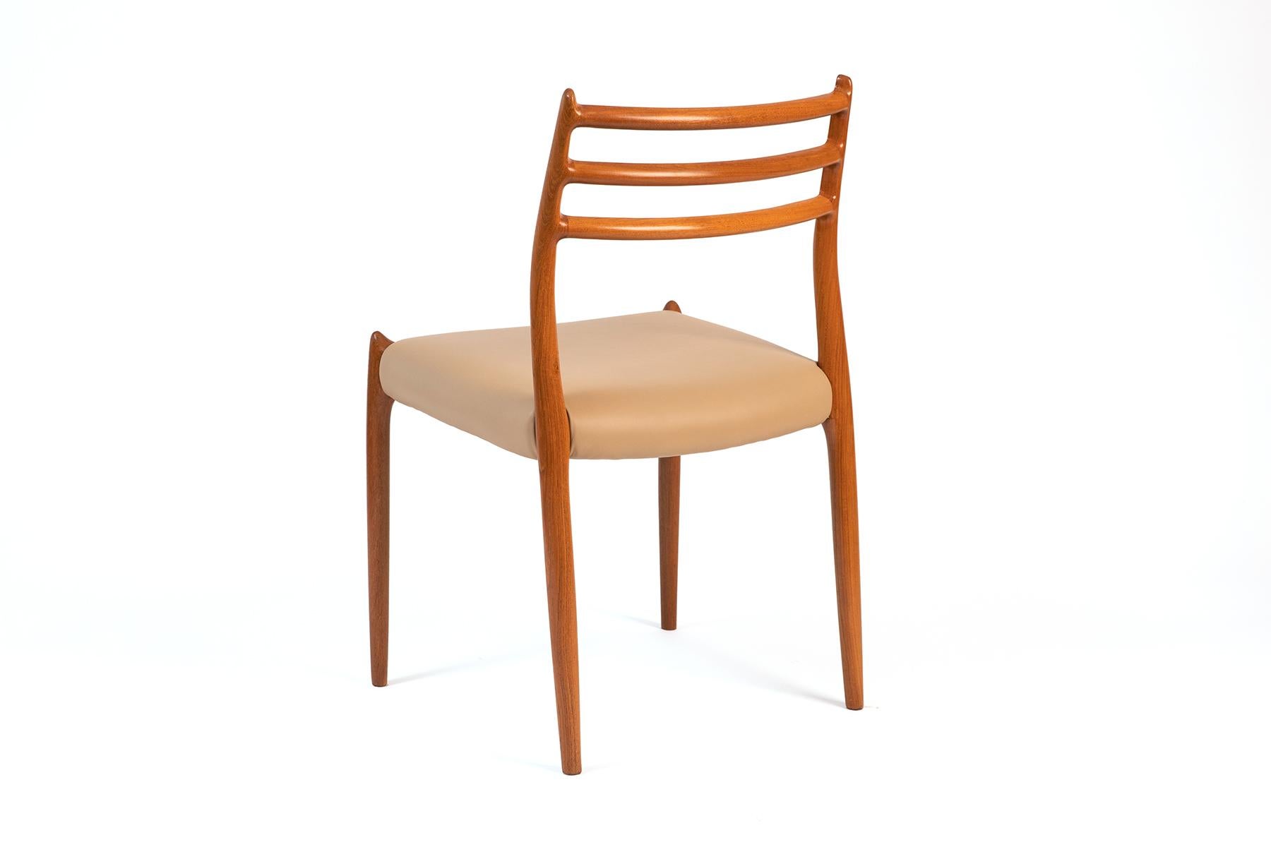 Milieu du XXe siècle Chaises de salle à manger en teck à dossier en échelle par Møller, ensemble de 4 en vente