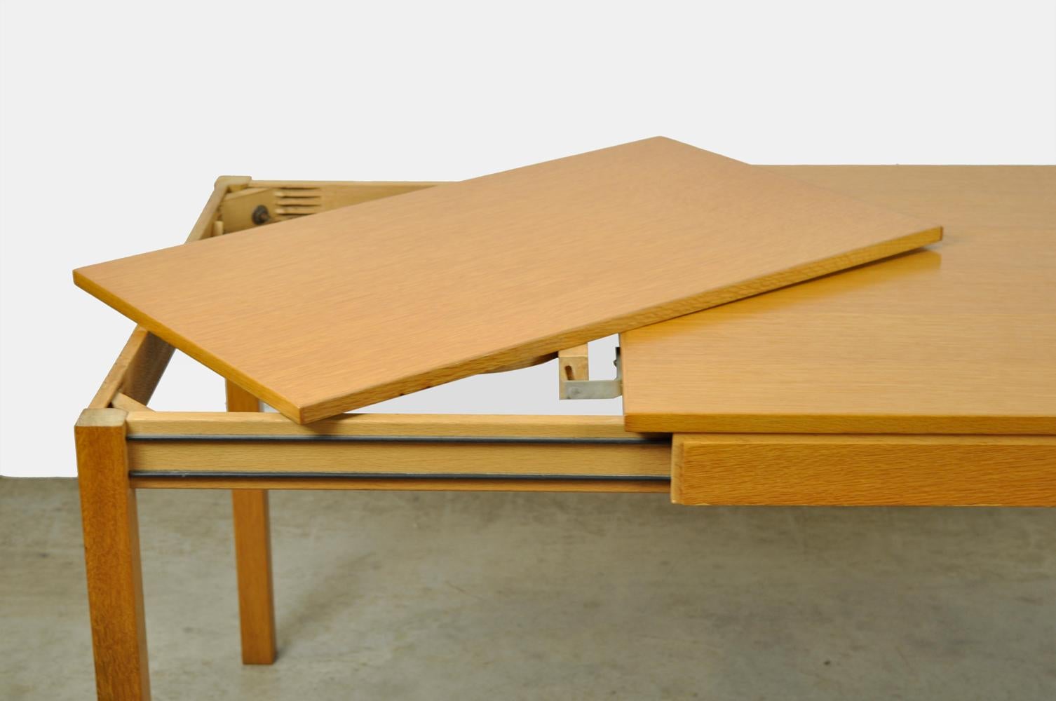 4 oak chairs and matching extendable table by Gerard Geytenbeek 4