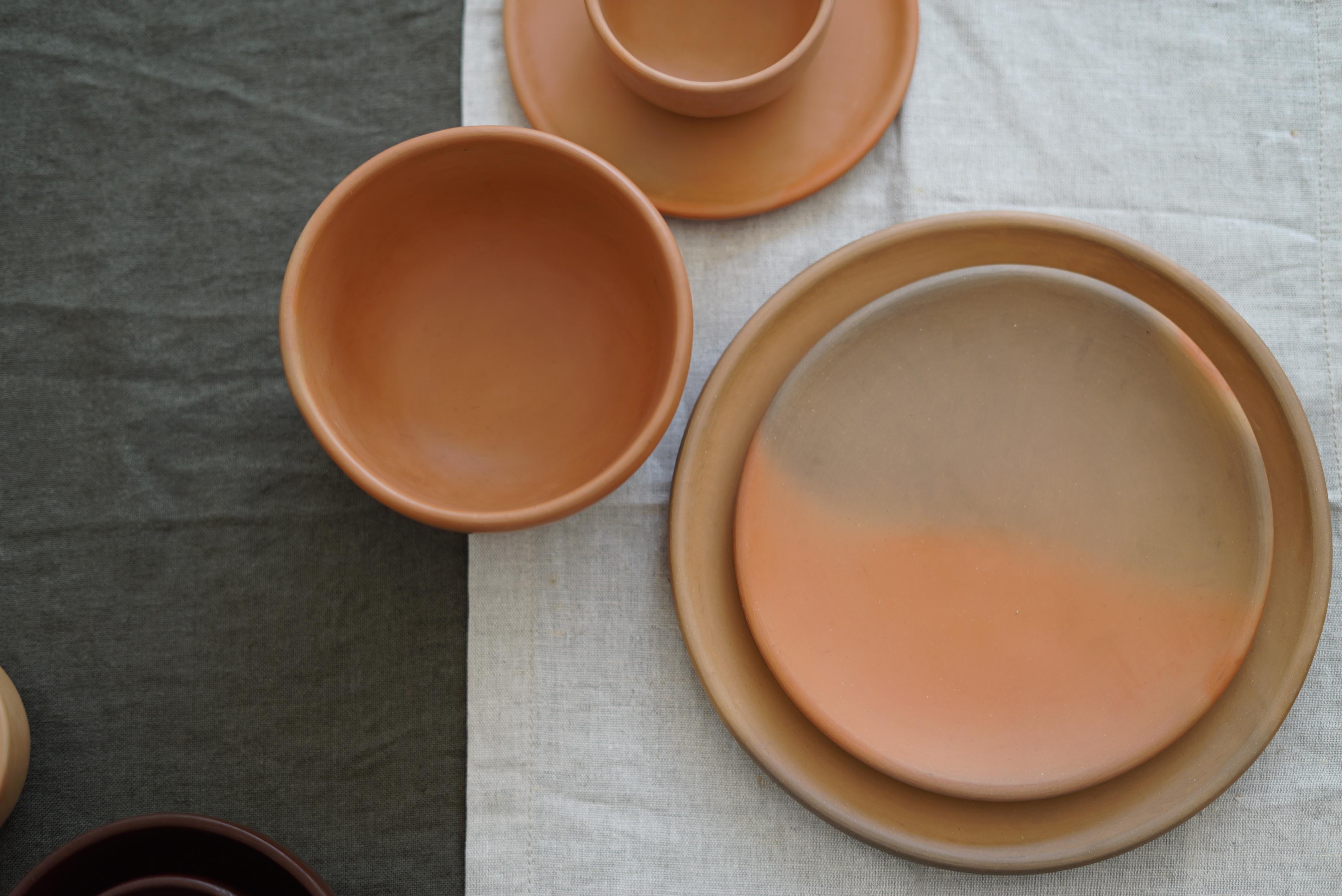 4 Oaxacan Natural Clay Dinner Plates Handmade Tableware Oaxacan Pottery In New Condition For Sale In London, GB
