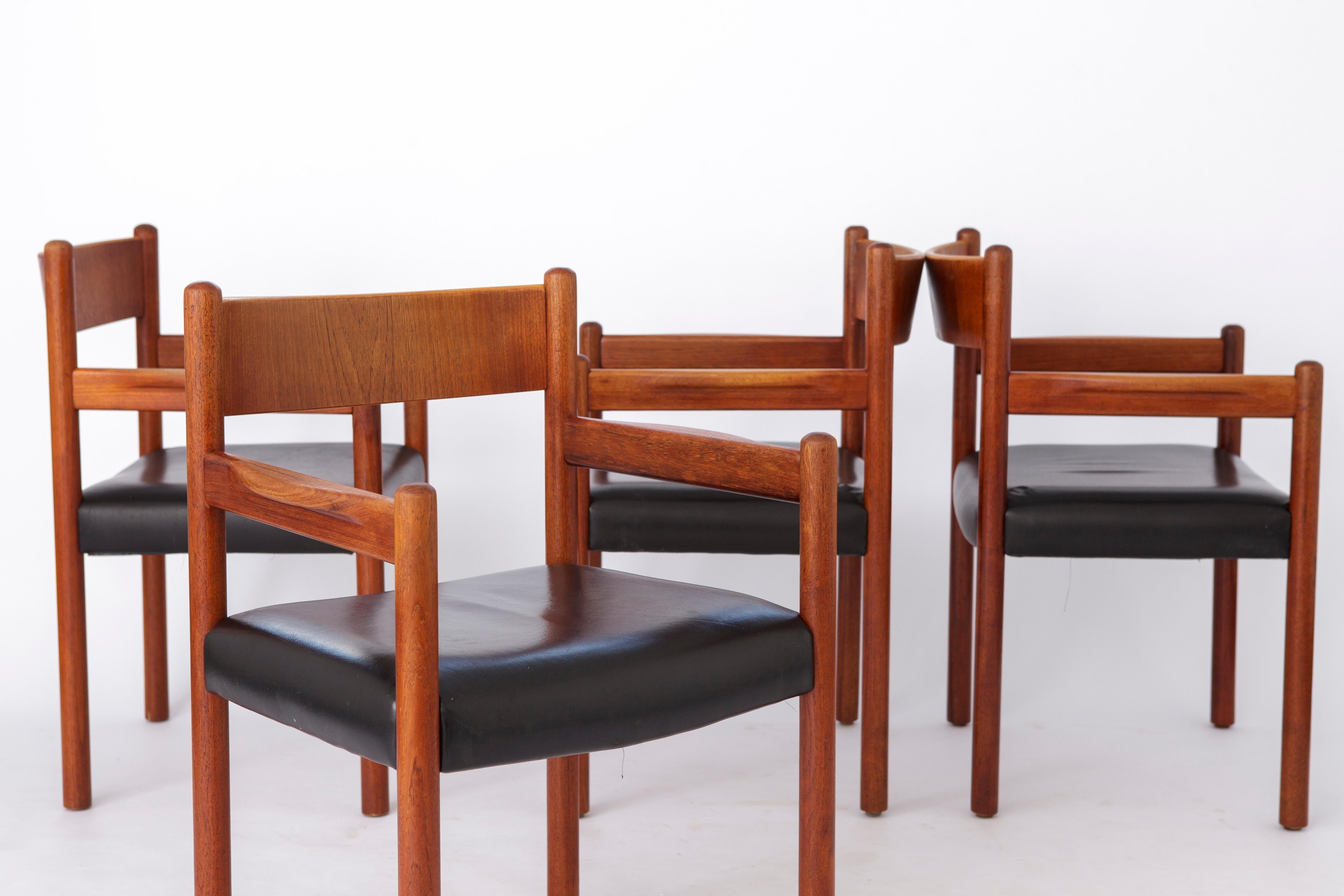 4 sillones daneses de teca. Pueden utilizarse como sillas de comedor o de escritorio. 
Fabricante desconocido. Origen: Dinamarca. 
El precio indicado es por 4 sillas. Totalmente hasta 8 disponibles. 

Buen estado vintage. 
Robusto armazón de teca