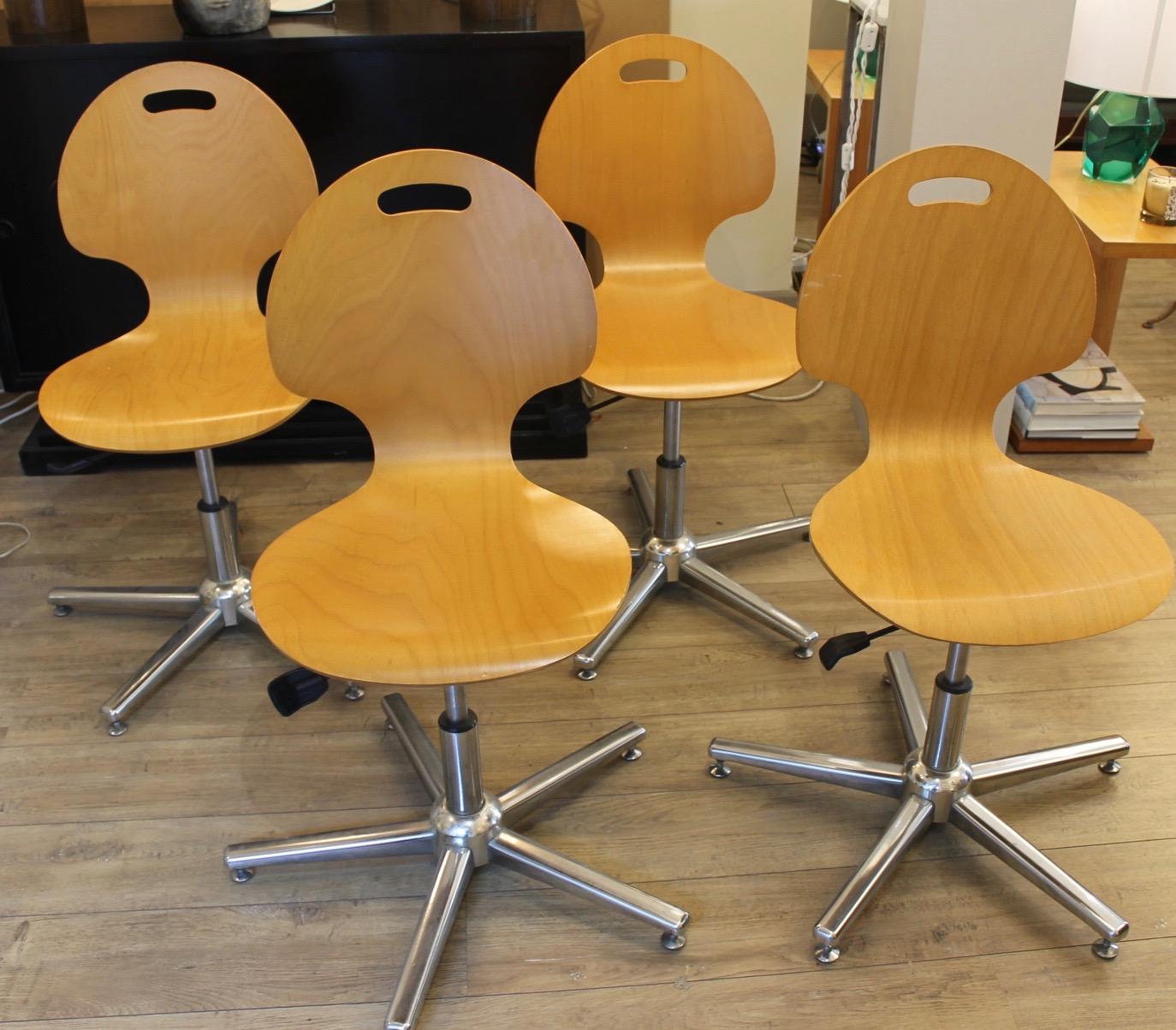 A series of 4 office chairs in light wood, aluminum legs. They are in good condition.
They have a pivoting and rising system. The lower seat is 22 cm. They can also be placed around a dining table.