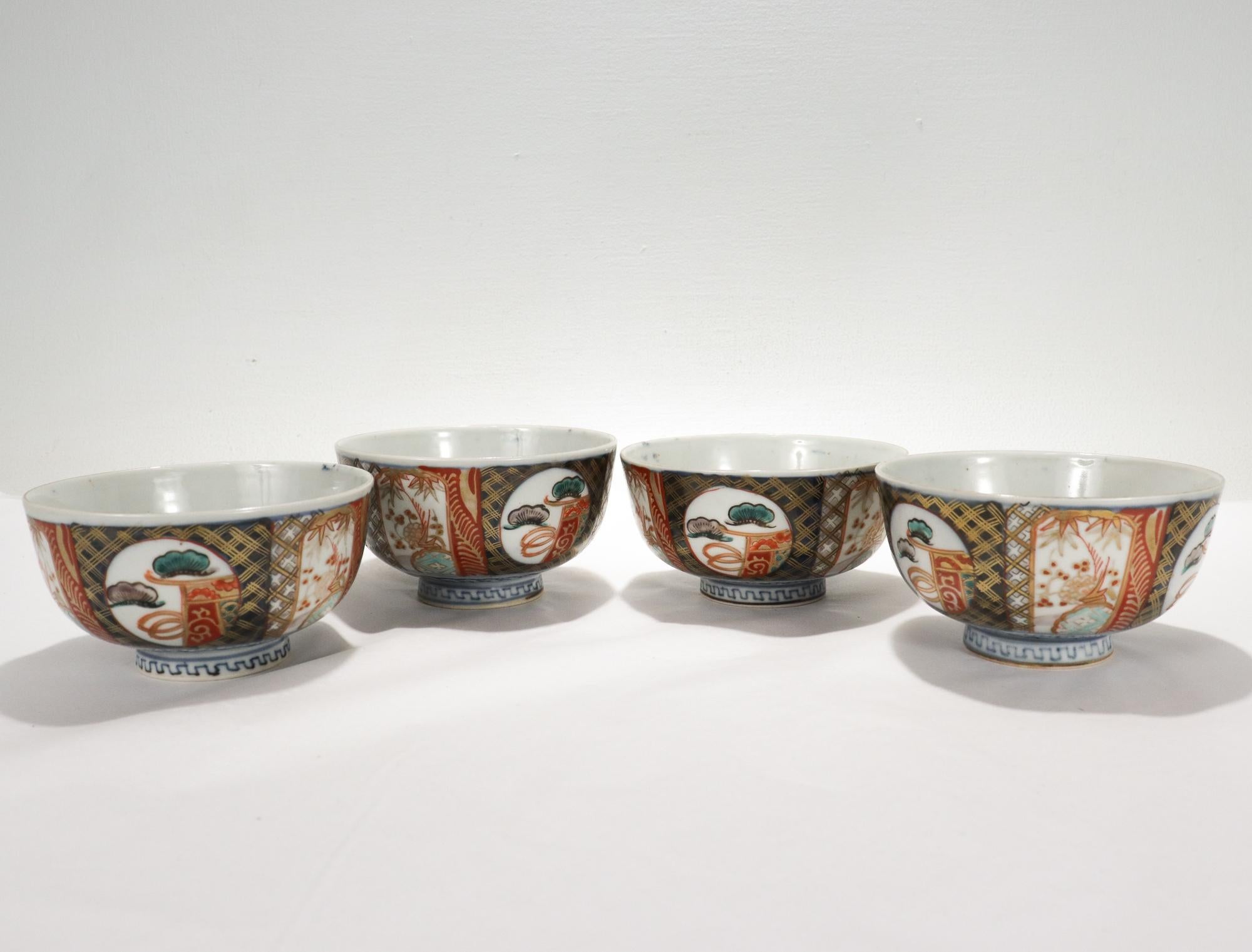 Meiji 4 bols à riz en porcelaine japonaise Kaikemon Imari ancien ou antique signés Kakufuku en vente