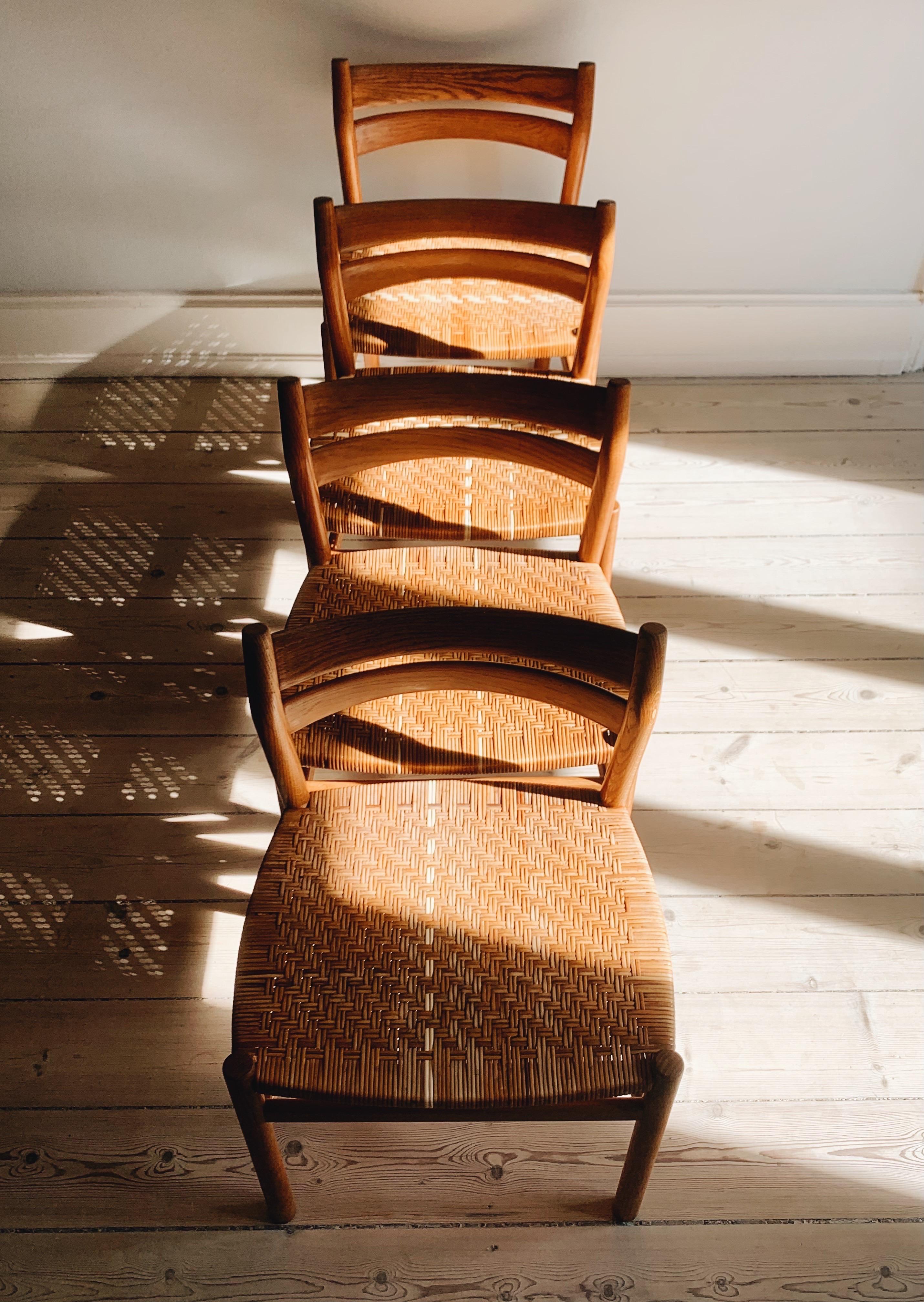 Quatre chaises BM1 de Børge Mogensen. Les chaises sont fabriquées en chêne massif et en cannes tressées. Les chaises sont produites à A&M. A.I.C. Madsen Fabrikant vers les années 1960. Les quatre chaises ont des sièges en rotin d'origine, qui ont