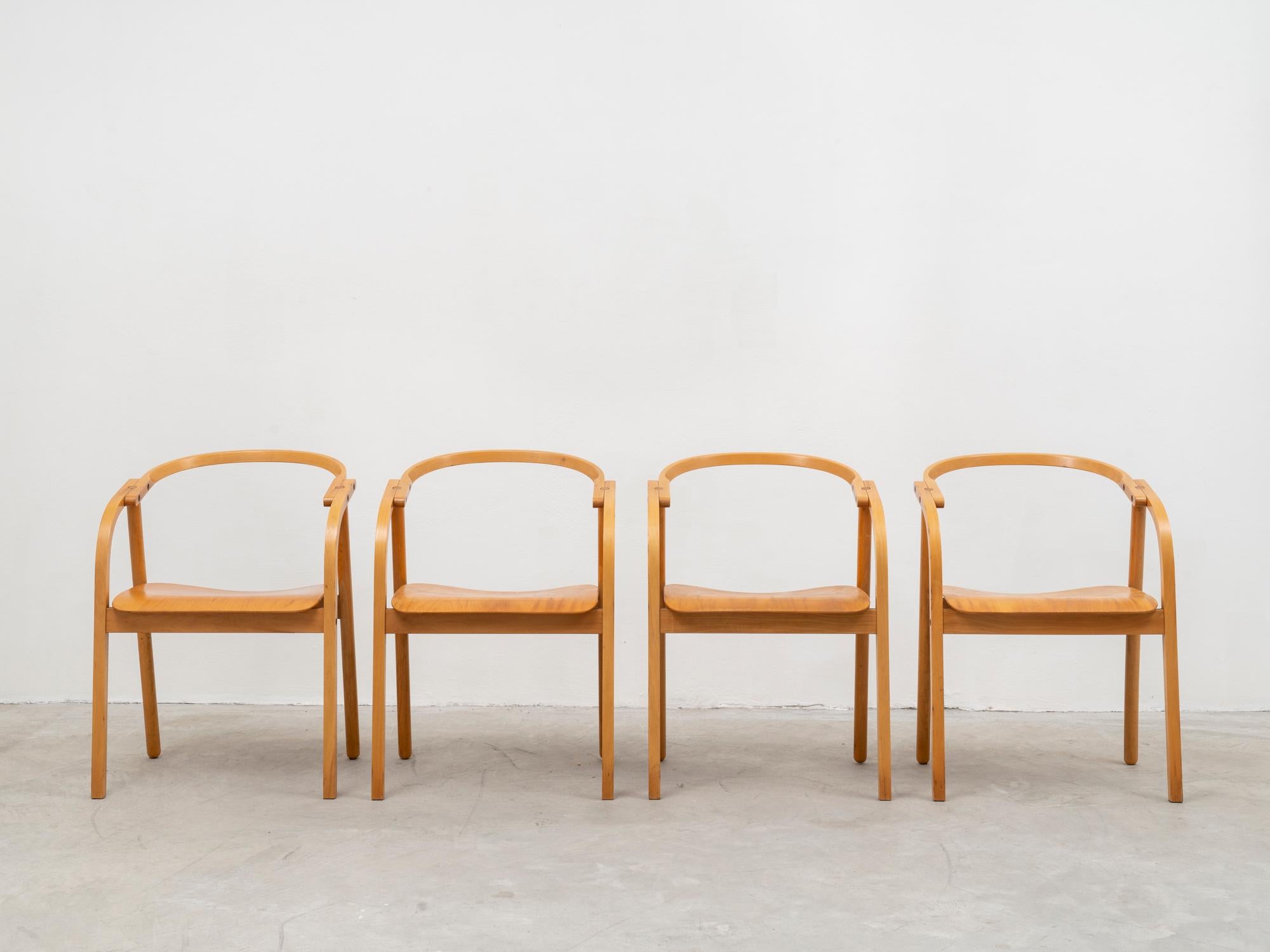 Très rare ensemble de chaises des designers Werther Toffoloni et Piero Palange, fabriqué par Ibis. Ce modèle a été sélectionné pour le concours Compasso d'Oro en 1981. Ils sont fabriqués en hêtre massif courbé et étuvé, à l'exception de l'assise qui