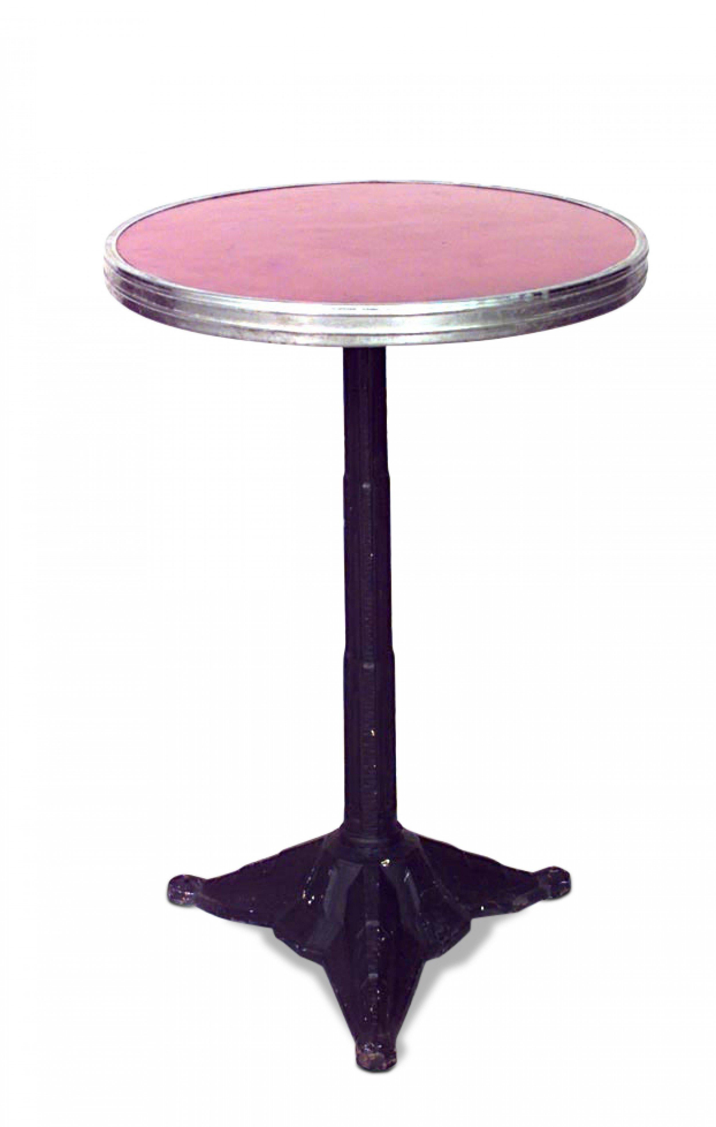 4 Tables de café d'extérieur (20ème siècle) en fer peint avec une petite base triangulaire et 3 niveaux sur piédestal. (PRIX CHACUN)