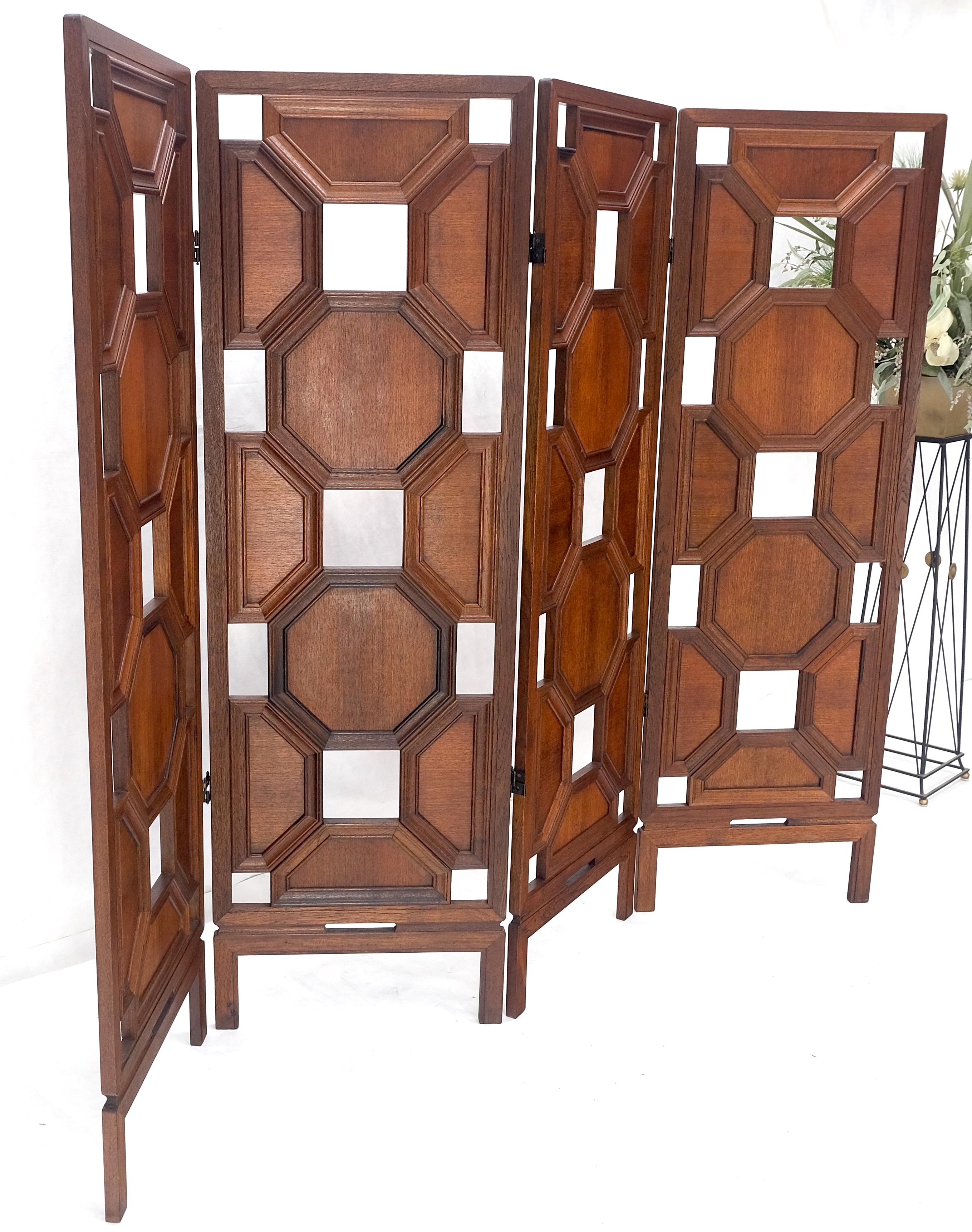4 Panel Honey Comb Checker Board Style geschnitzt Teak Bildschirm Raumteiler MINT! (Moderne der Mitte des Jahrhunderts) im Angebot
