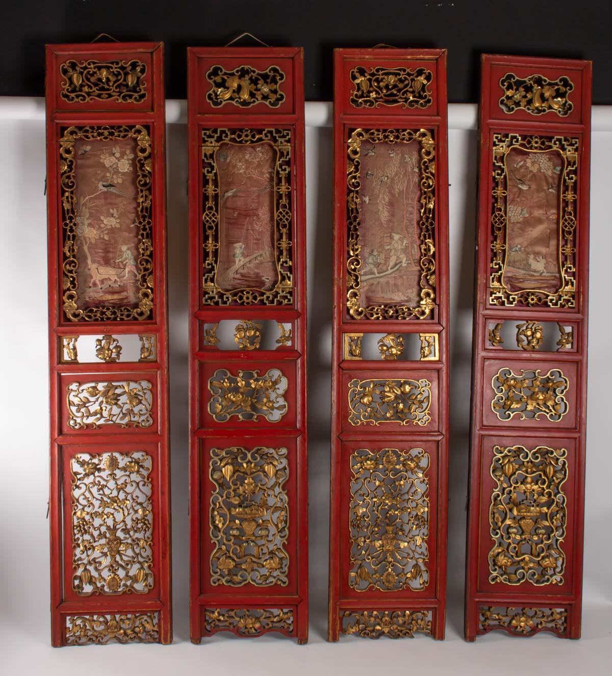 4-panel red and gold wood openwork and carved fruit, flowers and symbols protectors, rocket silk panels, China, 19th century
Measures: H 174cm, W 35cm, W 5cm.