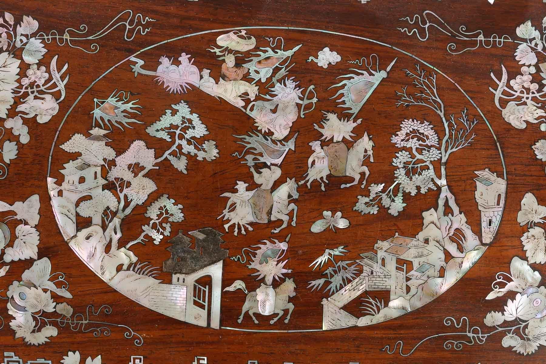 4 Paneele einer Holzkiste mit Perlmutt-Intarsien, chinesische Szenen, 19. Jahrhundert.

4 Tafeln eines Holzkastens mit Perlmutt-Einlagen, die chinesische Szenen darstellen, Asiatische Kunst, 19.  

1-H: 20cm , B: 32cm, T: 1cm
2-H: 11,5cm , B: 32cm,