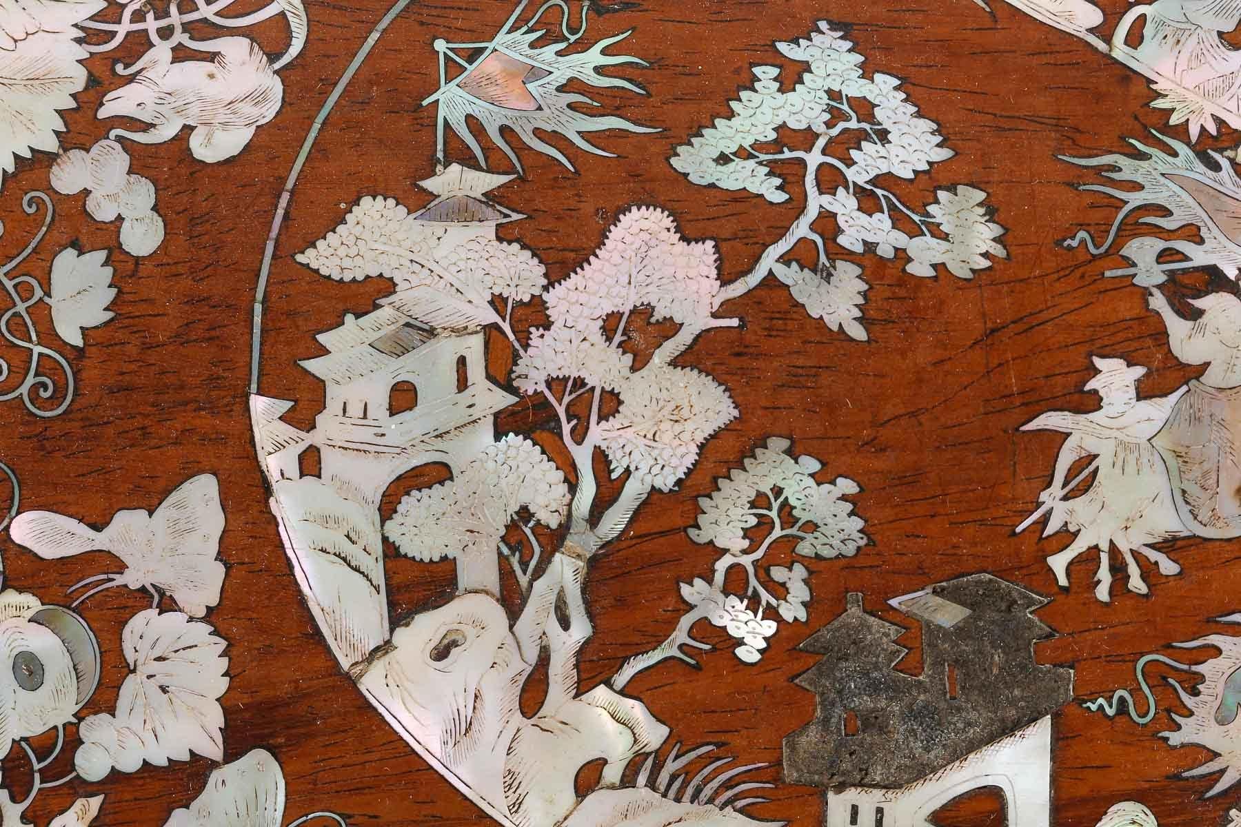 4 Tafeln einer Holzschachtel mit Perlmutt-Intarsien, chinesische Szenen. (Chinesisch) im Angebot