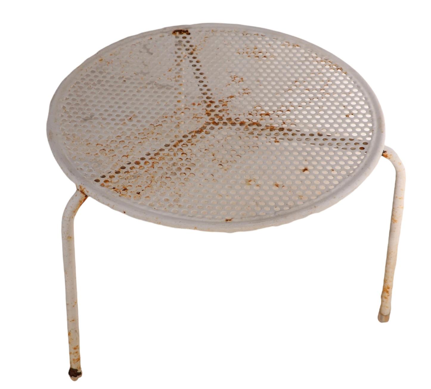 Acier Ensemble de 4 pièces de tables de jardin de patio ou de chevet modernistes vintage fabriquées en Italie par EMU en vente