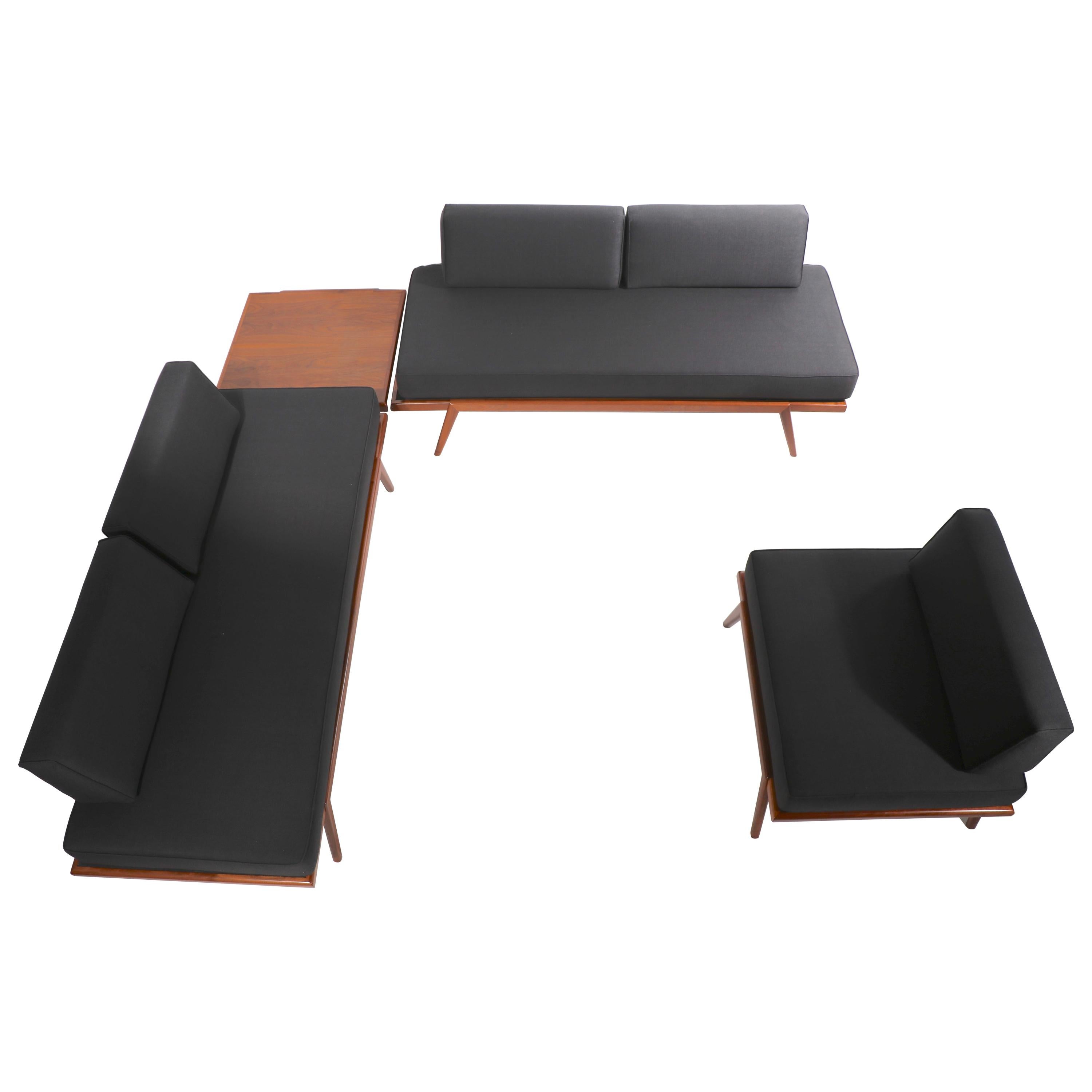 4 Pc. Suite Mel Simlow Furniture - 2 canapés 1 fauteuil de salon 1 table en vente