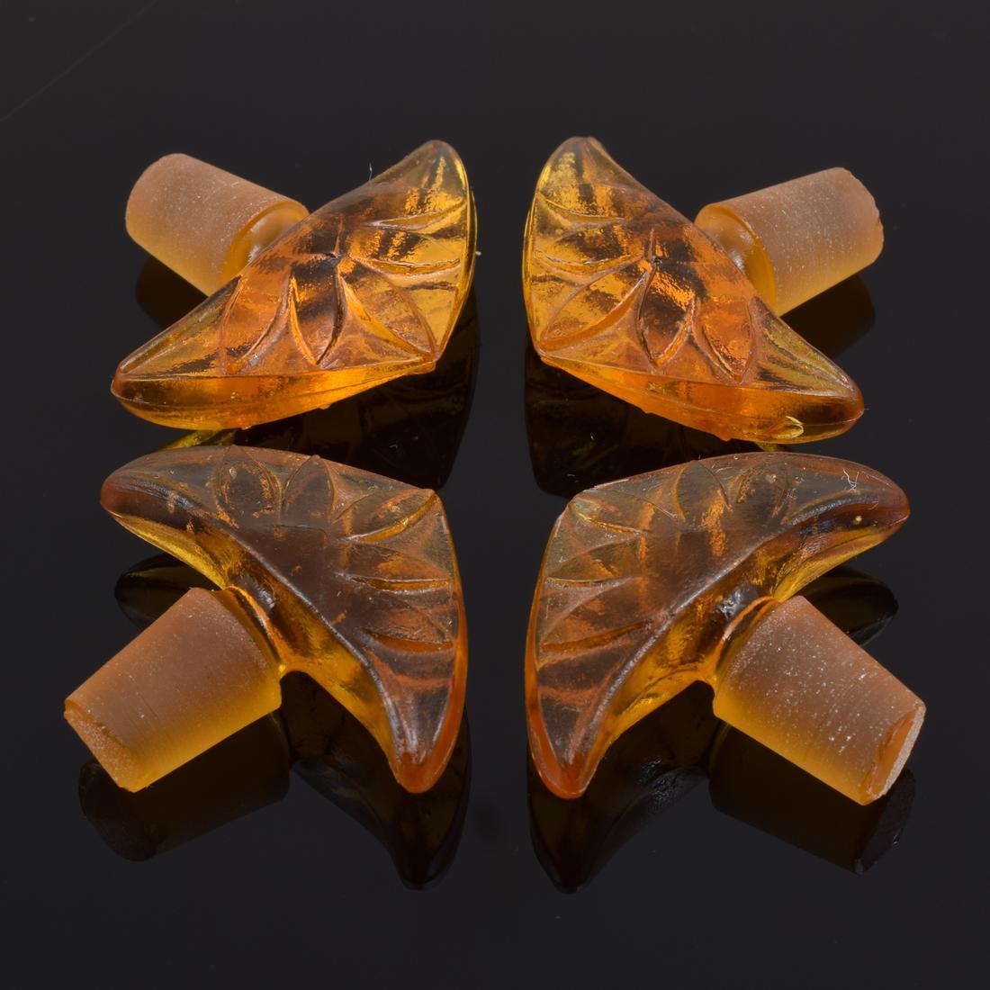 Artista/Designer: Lalique, modo di fare di
Marcatura(i); note: marcatura(e)
Materiali: vetro
Dimensioni: più grande: 6,5″h, 1,75″l, 1,25″d
Informazioni aggiuntive: Provenienza: Collezione di Antonio Torres, San Antonio, Texas. 

