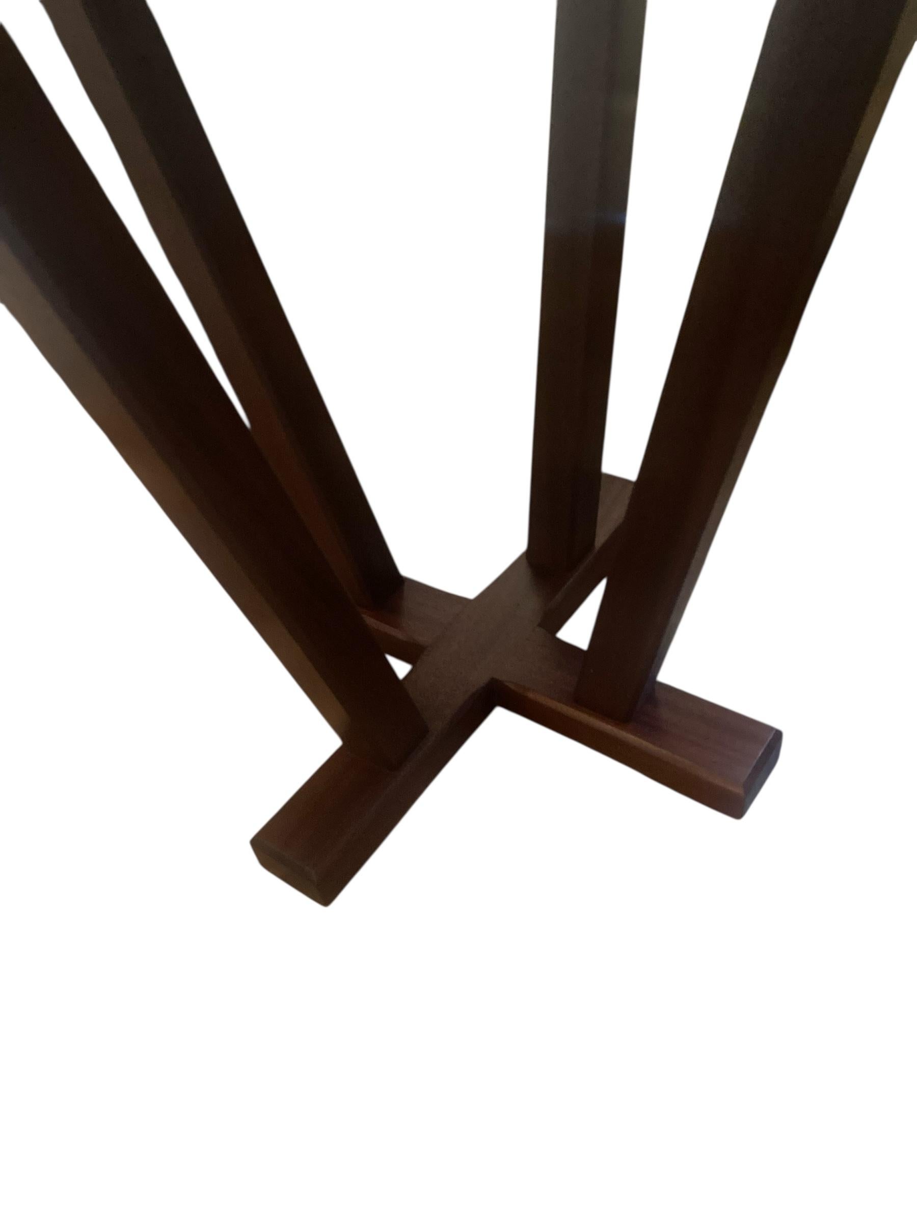 Table de restaurant ou de salle à manger circulaire en acajou pour 4 personnes. Cette pièce étonnante allie un savoir-faire intemporel à un design moderne, ce qui en fait une pièce maîtresse parfaite pour toute salle à manger ou cuisine. La surface